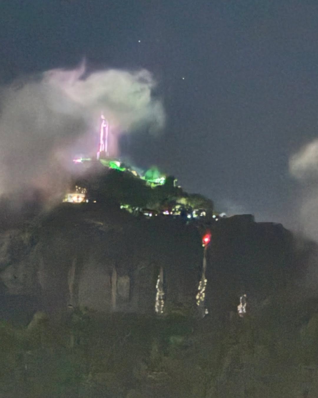 Du haut de la colline du Corcovado le Christ Rédempteur protégeait la Cidade Maravilhosa Rio de Janeiro…. www.lhommederio.fr www.lhommederio.fr #riodejaneiro #joiedevivre #amitié #favela #elenao
#lyon #progres #beauté #population #christ #redemption #jeanpaulbelmondo
#beaute #samba #carioca #beaute #carnaval #christ #redemption #corcovado
#enfant #favelas #elephant🐘 #dieux #deus #amour #love #belmondo
#gang @faveladopaulinho #livre #enfance #belmondo