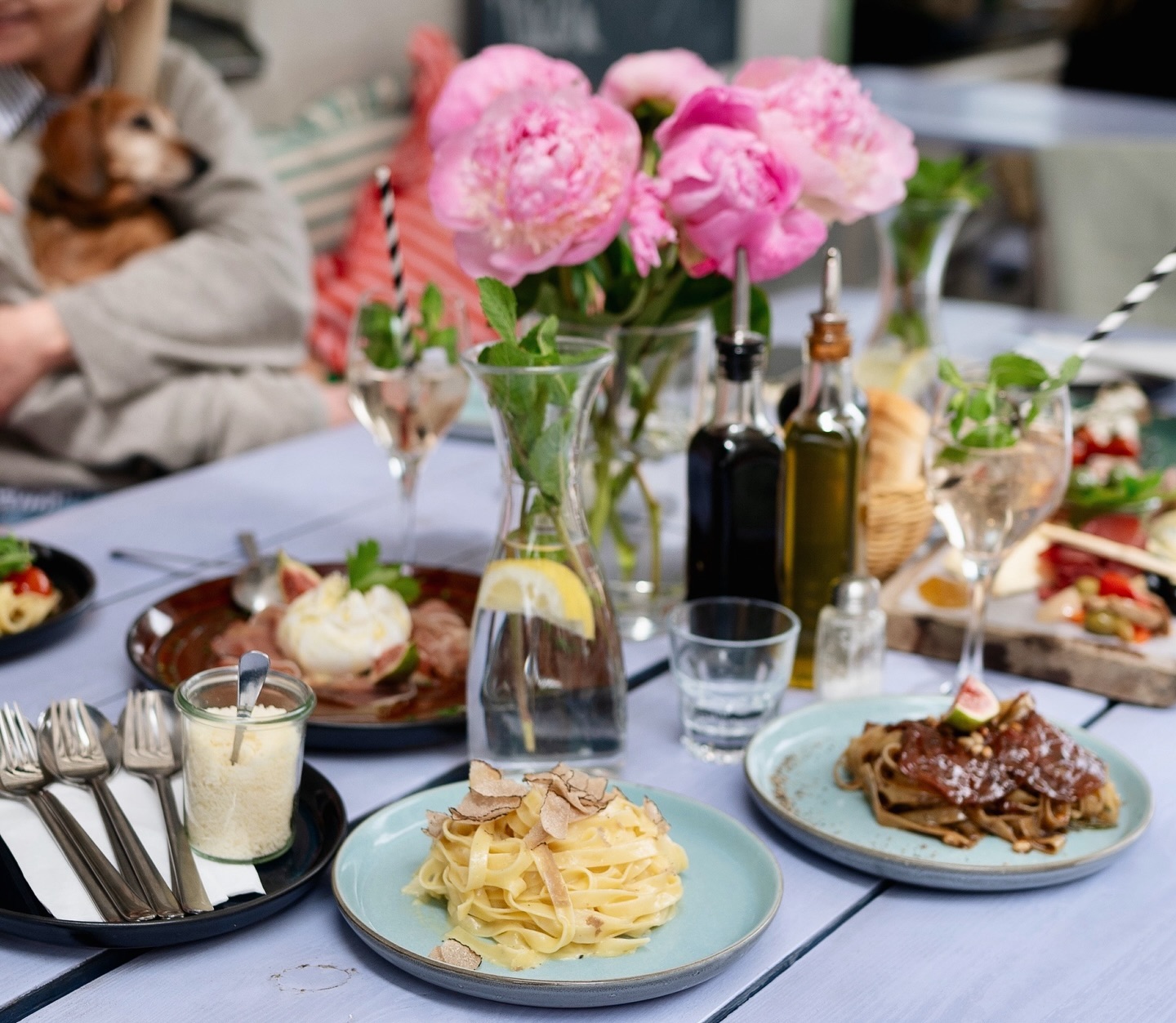 Happy Monday! Wir freuen uns auf eine neue Woche mit euch, ab 12 Uhr sind wir wieder für euch da. Einen Tisch reservieren könnt ihr jederzeit telefonisch – oder über unsere brandneue Webseite! 🎉 Habt ihr diese schon entdeckt?
Für Reservierungen bis zu 7 Personen könnt ihr gern das Buchungstool nutzen. Wenn ihr mit einer größeren Gruppe kommen möchtet oder zusätzliche Wünsche habt, freuen wir uns natürlich auch – unter “Tisch reservieren” könnt ihr uns dazu eine kurze Email schreiben.
Dem nächsten Mädchenitaliener Besuch steht also nichts mehr im Wege – kommt vorbei und lasst euch verwöhnen 🧡 #mädchenitaliener #restaurant #berlinfood #berlinfoodguide #berlineats #foodberlin #eatinginberlin #italianfood #berlin