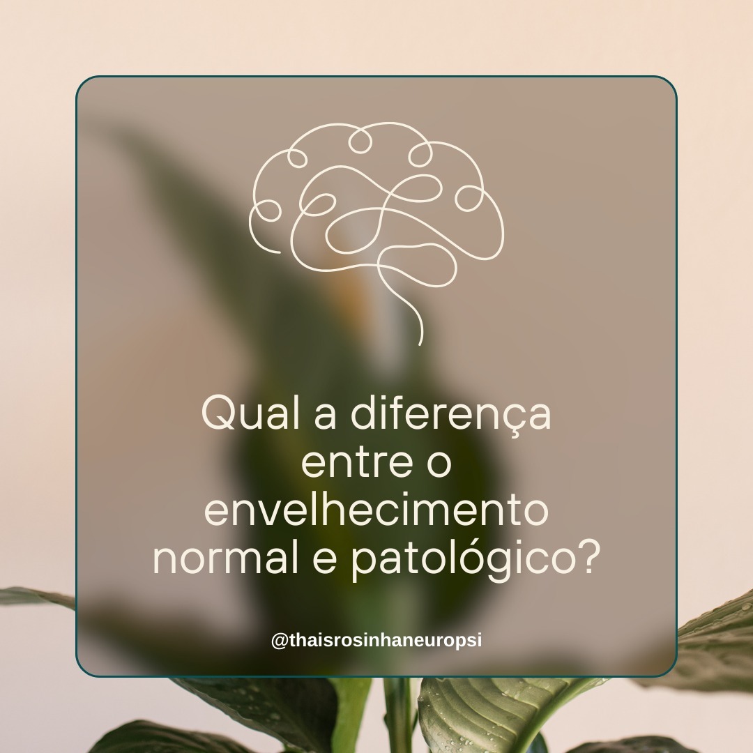 Envelhecimento Cognitivo Normal
O envelhecimento normal pode trazer alguns declínios em certas funções cognitivas. Pesquisas mostram que habilidades como a memória de trabalho e a velocidade de processamento tendem a diminuir ao longo do tempo. No entanto, outros tipos de memória, como a memória autobiográfica e o conhecimento semântico, permanecem estáveis. Isso significa que, embora possamos demorar mais para processar informações ou aprender algo novo, nossas memórias sobre nossa própria vida e nosso conhecimento adquirido ao longo dos anos geralmente permanecem intactos.
Envelhecimento Patológico
Por outro lado, o envelhecimento patológico, como o causado pela doença de Alzheimer ou outras demências, apresenta um padrão diferente. Essas condições não apenas aceleram o declínio cognitivo, mas também afetam significativamente a capacidade de realizar tarefas diárias e de lembrar informações recentes. Sinais de alerta incluem esquecer eventos importantes, dificuldades em seguir conversas ou instruções e se perder em lugares familiares.
Diferenças Chave
- Memória: No envelhecimento normal, pequenas falhas de memória são comuns e não afetam significativamente a vida diária. Já no envelhecimento patológico, a memória recente é mais gravemente afetada, interferindo nas atividades cotidianas.
- Processamento de Informação: A velocidade de processamento diminui com a idade, mas a capacidade de lembrar fatos e experiências permanece estável. Nas demências, há uma deterioração mais rápida e abrangente das funções cognitivas.
- Execução de Tarefas: Idosos saudáveis podem precisar de mais tempo para aprender coisas novas, mas continuam capazes de realizar suas tarefas diárias. Com demência, mesmo tarefas simples podem se tornar desafiadoras.
Lembre-se: nem todo esquecimento é motivo de preocupação, mas estar atento às mudanças pode fazer toda a diferença na qualidade de vida na terceira idade. Se notar algo fora do comum, consulte um neuropsicólogo.
🔗 Referência: Hedden, Trey; Gabrieli, John D. E. (2004). Insights into the ageing mind: a view from cognitive neuroscience. Nature Reviews Neuroscience, 5(2), 87–96. doi:10.1038/nrn1323