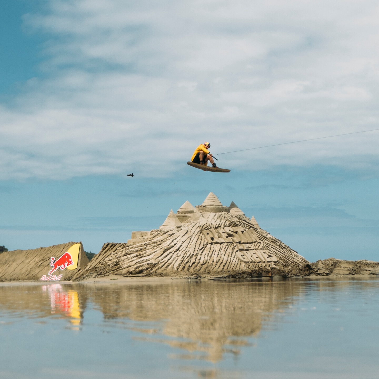 Who didn’t love building sandcastles at the beach as a kid? @jules.charraud still does today ⛱️
Check out the latest edit of @redbullfrance
Link in bio!
#pulledbysculpture #vacancesenbretagne
Julien Bru / Red Bull Content Pool