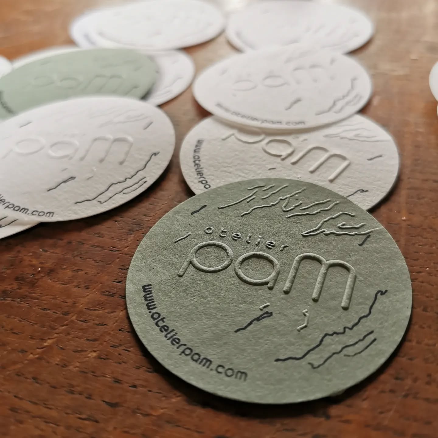 Mes cartes de visites artisanales, perforées, gaufrées et tamponnées à la main !
#artisanat #porcelaine #empreinte #cartedevisite #artisanatdart #univers #lignes #écorce #handmade #artcraft #pam