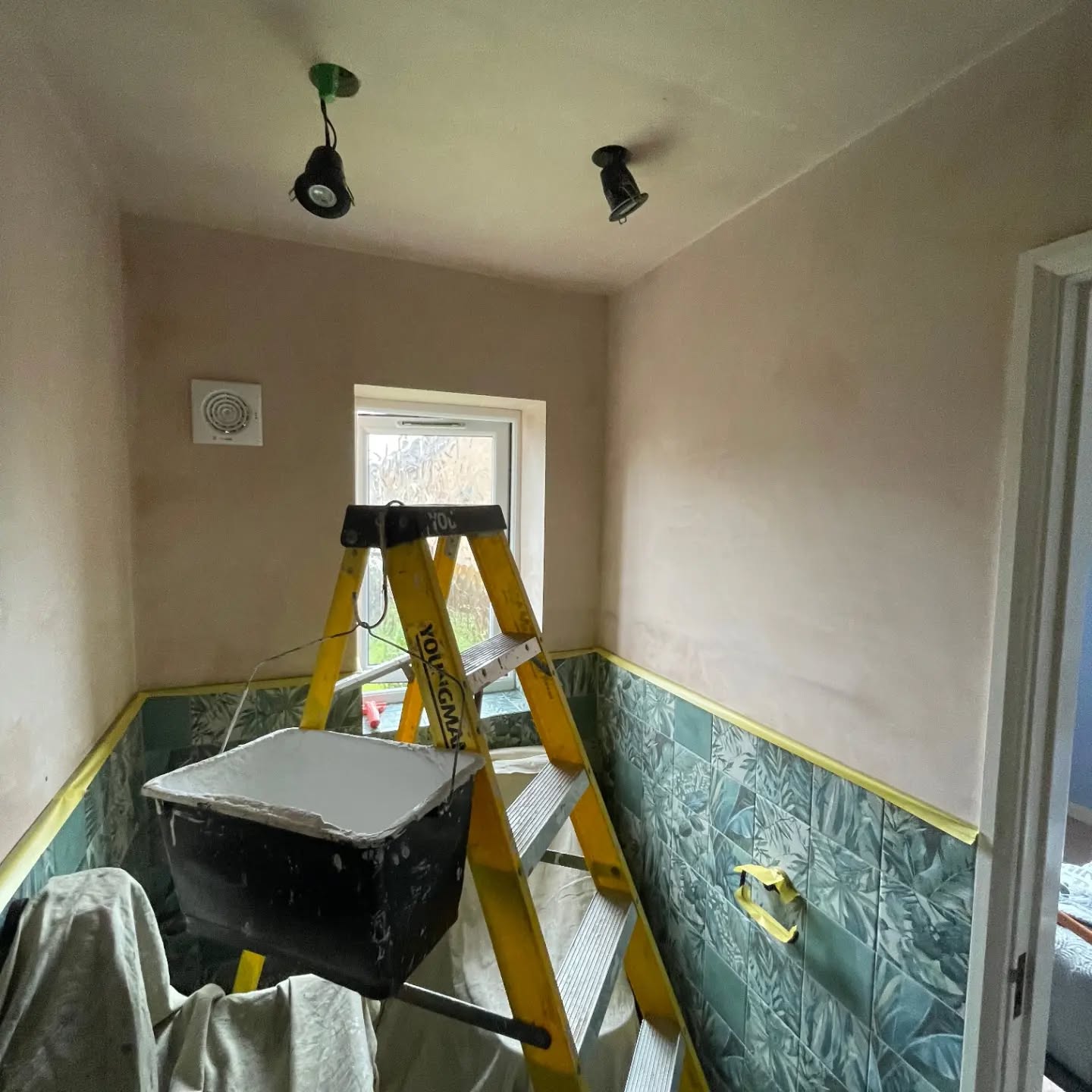 This colour really made this en-suite pop.
Are you looking for a reliable, friendly, trustworthy painter and decorator?. Contact me for a free, non obligated quote.
Rainworth based NG21,.travelling locally.