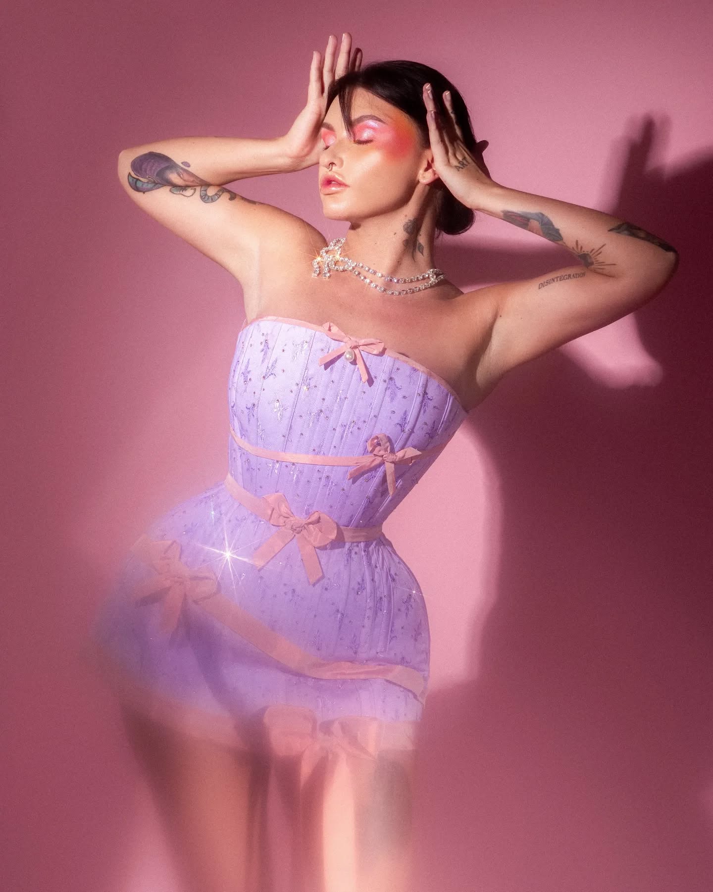 Look 3
Mini corset dress with bows, central pearl and @crystalparadeuk Zodiac crystals.
Photography - @mattia_attorre
Model @romanichal_botanical
Makeup - @ellis_atlantis
Statement necklace - @catacomb.saints
Studio - @vsionarystudios
#corsetry #corset #bespoke #beauty #dragqueen #fashion #couture #corsets #madeinuk