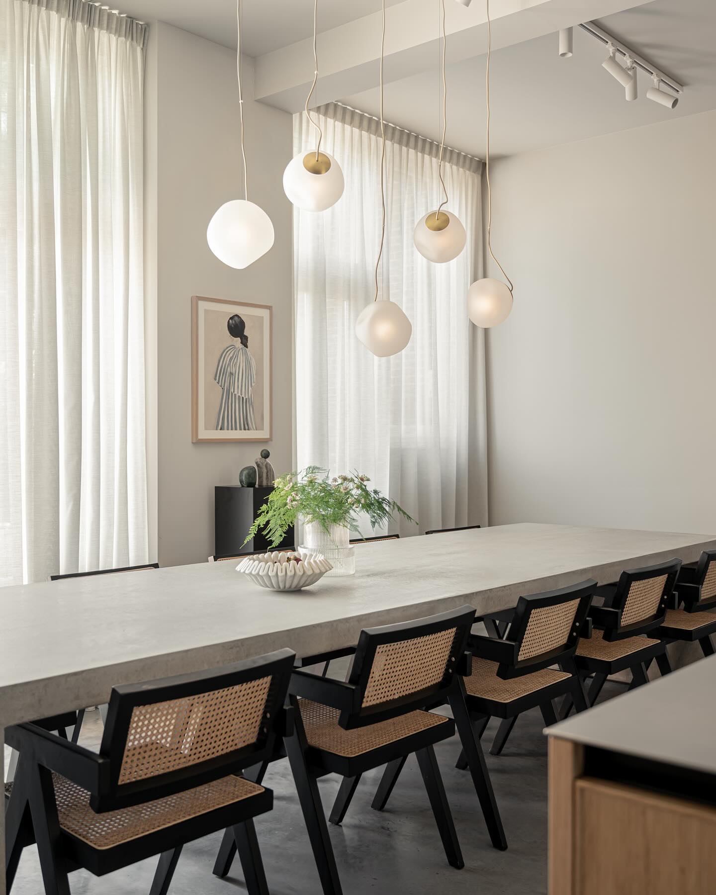 Statement lighting above the dining table in this beautiful renovated Townhouse in The Hague.
Finished Project || Lexi Beckord Interior Design || Kitchen Design || Total Renovation