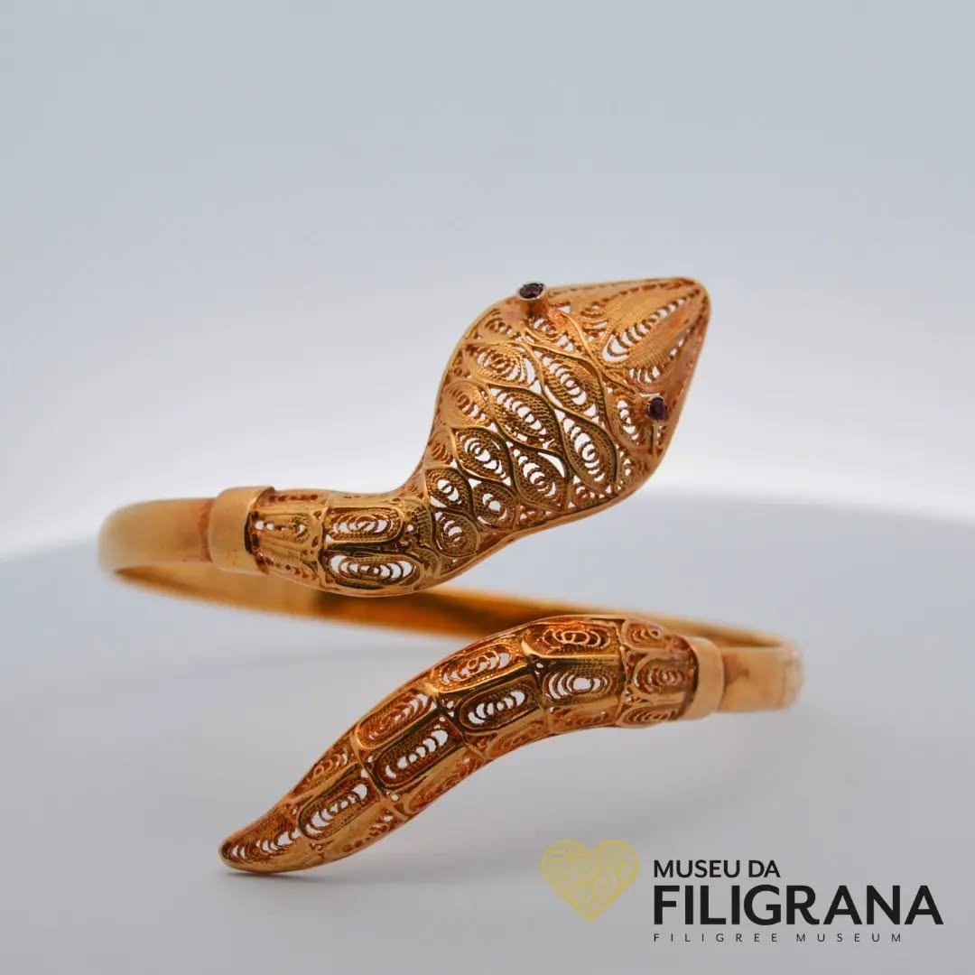 Pulseira cobra em filigrana
Site: https://www.anselmo1910.com/museu-da-filigrana
#filigree #filigrana #joalhariaportuguesa