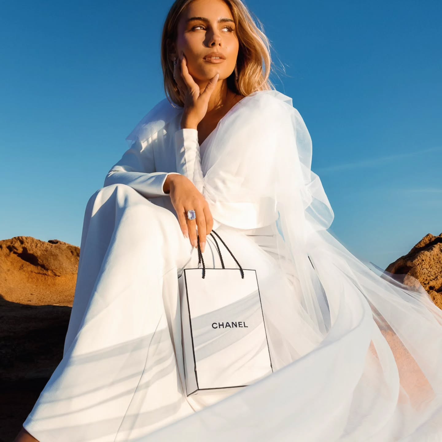 "With timeless grace, she strides confidently, her chanel bag a symbol of elegance and redefined sophistication."
A cover image for a fashion magazine, don't you think?
#wedding #styledshooting #epicmoment #luxurylifestyle #voguemagazine #fashionstyle #weddingvibes #chanel #hochzeitsshooting #standesamtaltona #standesamthamburg #neuerwallhamburg #weddingphotographer
Model: @victoriabonetv 😊🙏