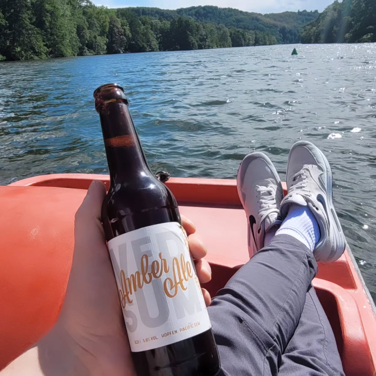 Was kann es schöneres geben als mit einem kalten Bier am See zu entspannen?
Unsere Flaschen sind die perfekten Begleiter für eure Ausflüge in die Natur. Holt euch euren Bier-Proviant an unserer Verkaufsstelle. 🍻🖤