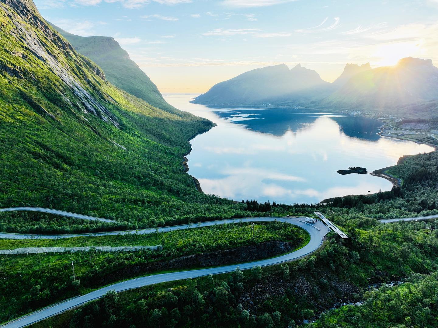 📍Bergsbotn View Point, Senja 🇳🇴
#vanlife #vanlifestyle #luxurylifestyle #explorenorway #exploreoslo #campervan #camperlifestyle #campervans #oslo #norway #campingtrip #luxurycamping #getaround #getaroundnorway #northernlights #northernnorway #booking #opplevno #lofoten #campr #utno #visitnorway #visitoslo #visitlofoten #senja