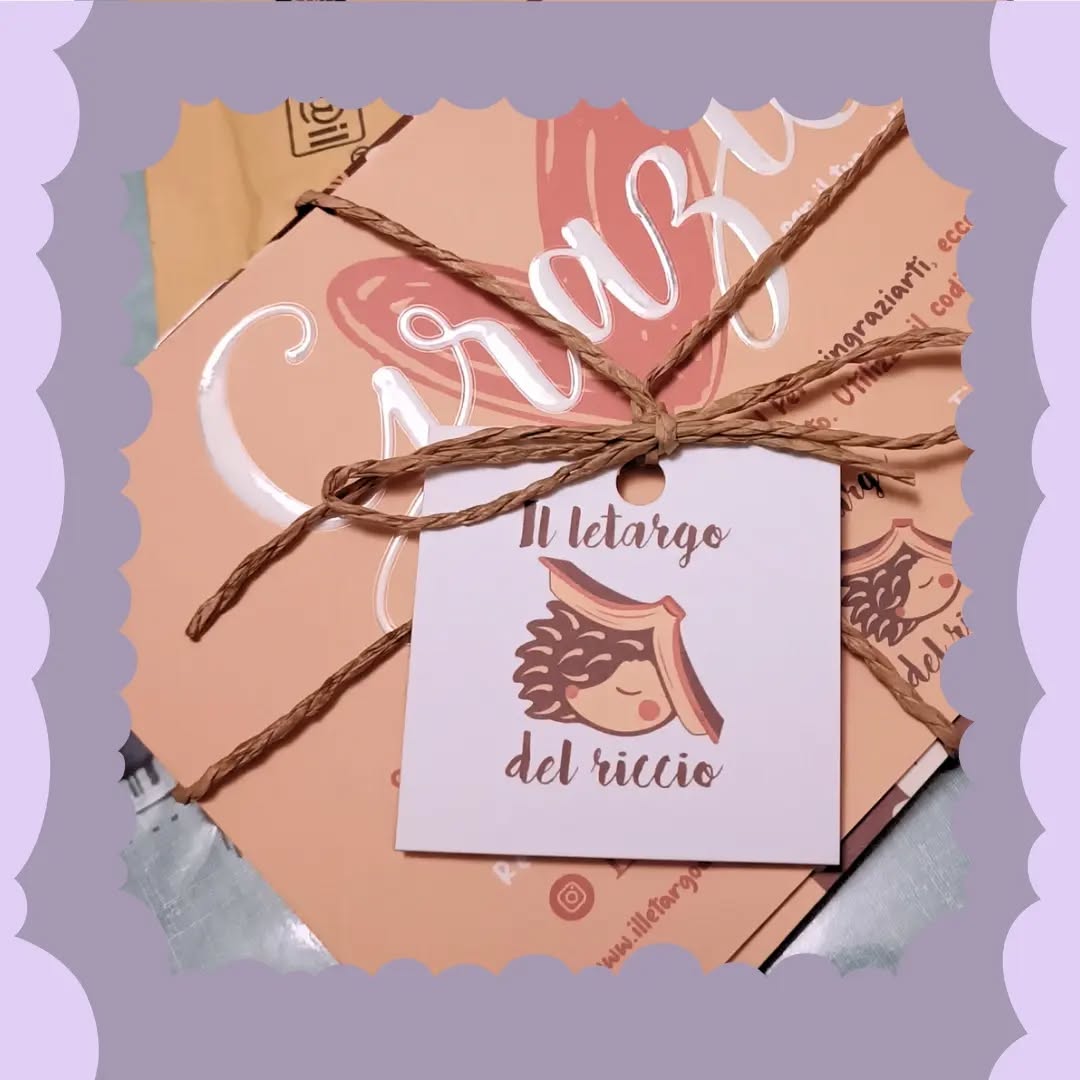 Voglio condividere con voi la bellezza di questi quadernini di @illetargodelriccio. 🍁🍂
Sono semplicemente stupendi e mi fanno venire sempre più voglia di autunno. Non so voi, ma la stagione piovosa è la mia preferita da quando sono nata (novembrina 🧡).
Amo i colori della linea di cartoleria di Giulia. Vi consiglio di dare un'occhiata al suo bellissimo sito web!
Il quaderno è piccolissimo, ma ha un feeling toccoso. Finemente ruvido, ma comunque liscio al tatto. Le pagine sono completamente bianche, cosa che apprezzo tantissimo. Penso potrebbe diventare un quaderno per lo scrapbooking e il disegno. 👀🖌️
#quaderni #illetargodelriccio #cartolerialovers #cartoleria #graphicdesign #stampa #passionequaderni