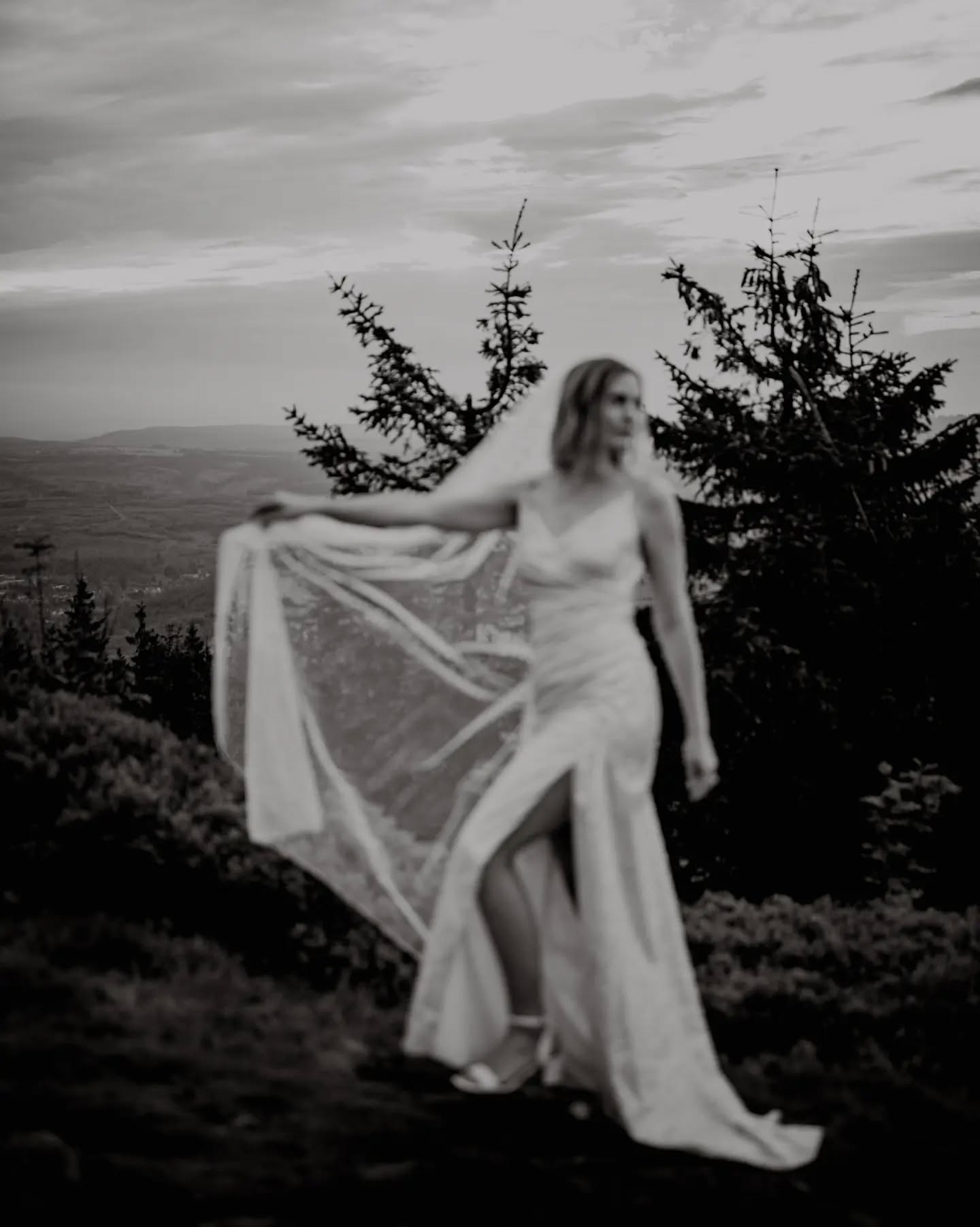 Ich kann euch unmöglich die vielen schönen Bilder dieses wundervollen After Wedding Shootings im Harz vorenthalten. Vielen Dank @mrs.wagi & @oli.w_ ihr wart toll! 🫶🏻
Wie gefällt euch die Schärfe auf dem Hintergrund und dem Himmel, mögt ihr lieber klassische oder kreative Paarfotos? 😊
.
.
.
.
.
Danke auch an @softgoldenpictures & @jana.geschwentner_fotografie für das fantastische Wochenende! 🤍
#dirtybootsandmessyhair #destinationweddingphotographer #weddingphotographer #wedding2025 #destinationweddingphotographer #sunsetsofinstagram #sunsetshots #sunsetshooting #afterweddingshooting #afterwedding #brautpaarshooting #hochzeitskleid #hochzeitsinspiration #sonnentuntergangsliebe #sonnenuntergang #weddingphotography #weddingphotographers