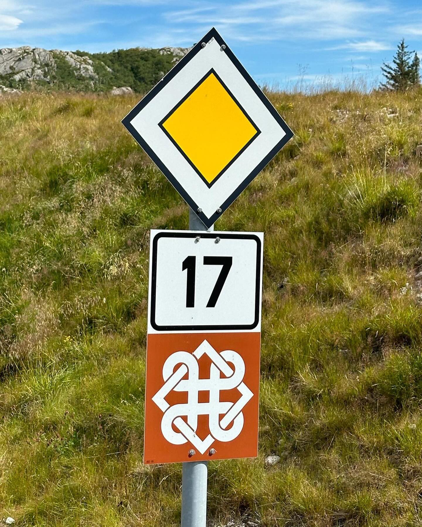 Part 1 of route 17 Norway - one of the most scenic coastal road drives in the world 630 kms.
To see more Look at our blog. zigzaggingtheworld.blog