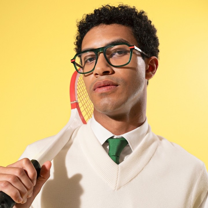 GLASSES THAT STRIKE A POSE
Always further, always higher, always stronger: the new @wooweyewear collection promises to coach you and push you to surpass yourself! If life is a style competition, the designers of the French brand have definitely pulled out all the stops with these eyewear and sunglasses concepts which pay tribute to your (future) achievements and the joyful and festive spirit of great daily victories.
Frames: Try Harder