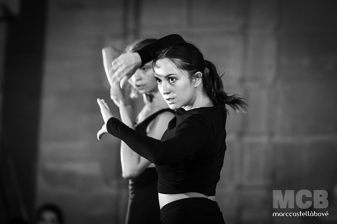 🖤 “Aer”
🩰 @jovecompanyia
📸👉🏻 https://www.dansamontseesteve.mcb.cat
…
#Guissona #mercat #romà #mercatromà #aveiesso #Segarra #somsegarra #segarrejant #dansa #dance #danza #contemporaryart #contemporarydance #newcreation #newart #justdance #dancelover #ig_dance #coreo #coreography #coreografia
…
@ajguissona @edmontseesteve @mercatroma @claustreov @nikonistas @mireiaserranoo_