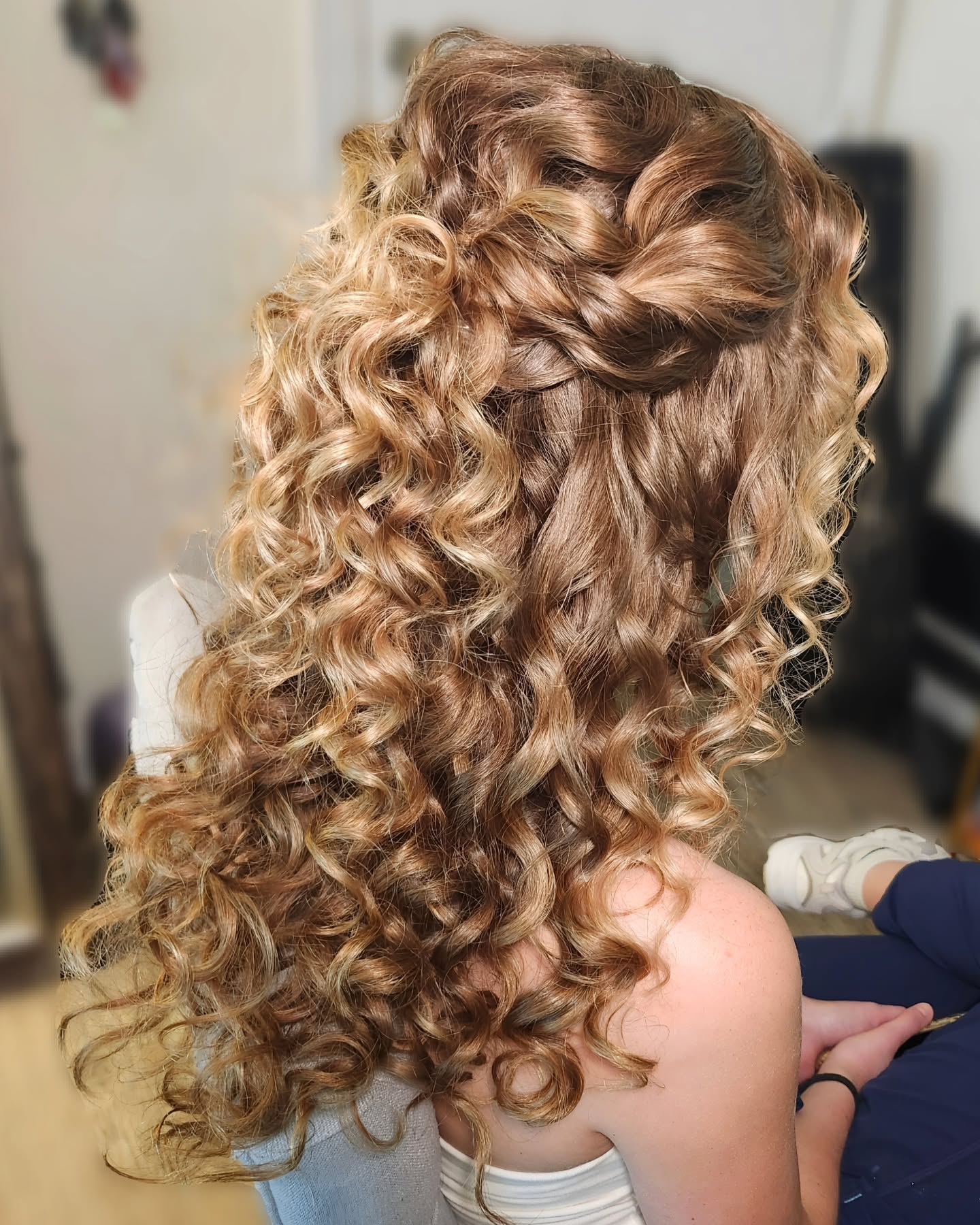 Curly Goddess half-up half-down style✨️
I love all my brides embracing their curls this summer!
.
.
.
.
.
#curlybride #bridalstyle #bridalhair #halfuphalfdownhairstyle #vabride #rvahairstylist