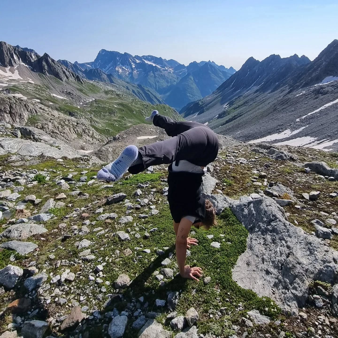 What an amazing escape to the Swiss Alps with @ani_mojo_ 🙏🏼 it was my first time doing a four day hike in the Swiss Alps with overnight stays. It was so calming being away from everything and everyone, without reception on the phone. Nature was so stunning with an endless amount of things to discover. I felt like a kid, mesmerised by every little things-especially the gems. Believe it or not, I ended up carrying stones up and down the mountain, because they were glittering and sparkling. 🔹️😇 However, the overnight stays felt like being in a parallel world, very "Bünzli" indeed. Rules for everything and bedtime by 10pm😅
This was definitely not the last time I did such a thing.
#swissalps #handstandeverywhere #hiking #nature #glacier