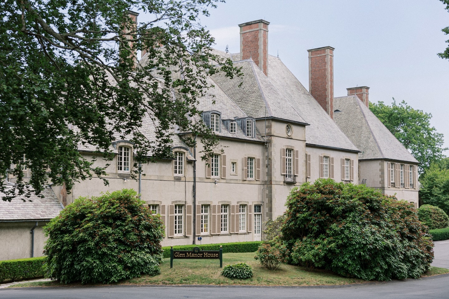 One of my favorite New England venues offering that European old world charm right in Newport, RI, The Glen Manor House!
.
.
.
#newportweddingphotographer #bostonweddingphotographer #neeportmansions #newportwedding #newenglandweddingphotographer #destinationweddingphotographer #newenglandwedding #newenglandweddingvenue #riweddingvenue #glenmanorhouse #stylemepretty #capecodweddingphotographer #glenmanorwedding #riweddingphotographer #glenmanorweddingphotographer #loveauthentic #marthastewartweddings #newportweddings #castlewedding #destinationweddings #flashesofdelight #darlingweekend #Castlehillinnwedding #chateauwedding #rosecliffwedding #filmweddingphotographer #castlehillinn #justalittleloveinspo #luxuryweddings @glenmanorhouse
