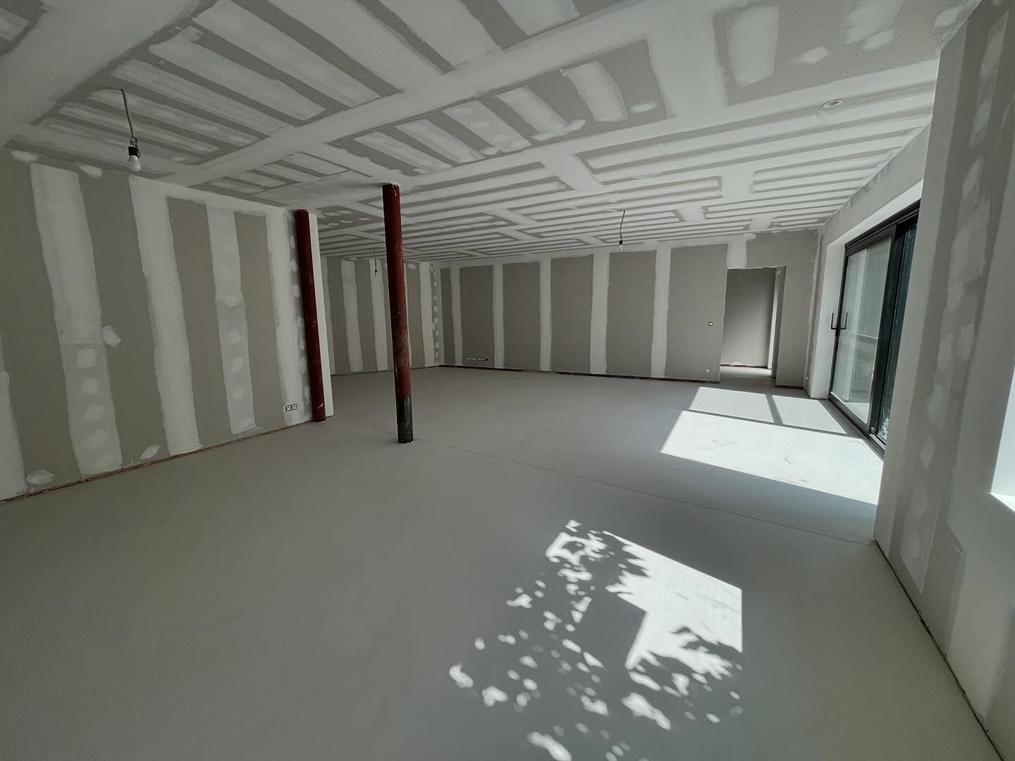 Een renovatie project met de Resistone EX-Ground. De gekozen kleur is Nacar. Enkele eigenschappen: subtiele betonlook uitvoering, zeer hoge krasbestendigheid, onderhoudsvriendelijk …
#microcement #renovatieproject #renovatiespecialist #renovatie #renovatiewerken #renovatieaannemer #renovatievloer #microtopping #mortexvloer