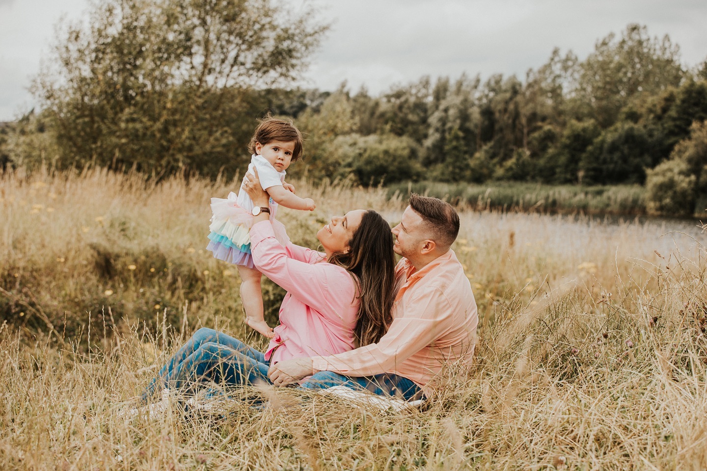 Next up sharing the beautiful Fernanda’s gallery🥰
What a lovely family to photograph, so down to earth and kind. I always make sure to make you super comfortable with posing by getting those natural laughs and playing with your little one - relaxed behind the camera makes those beautiful shots🥰
Fernanda turned One recently so we marked the occasion with a lovely rainbow themed little cake smash after her family photos. Gorgeous little soul🫶🏻🤍
Hope to see you all again soon✨