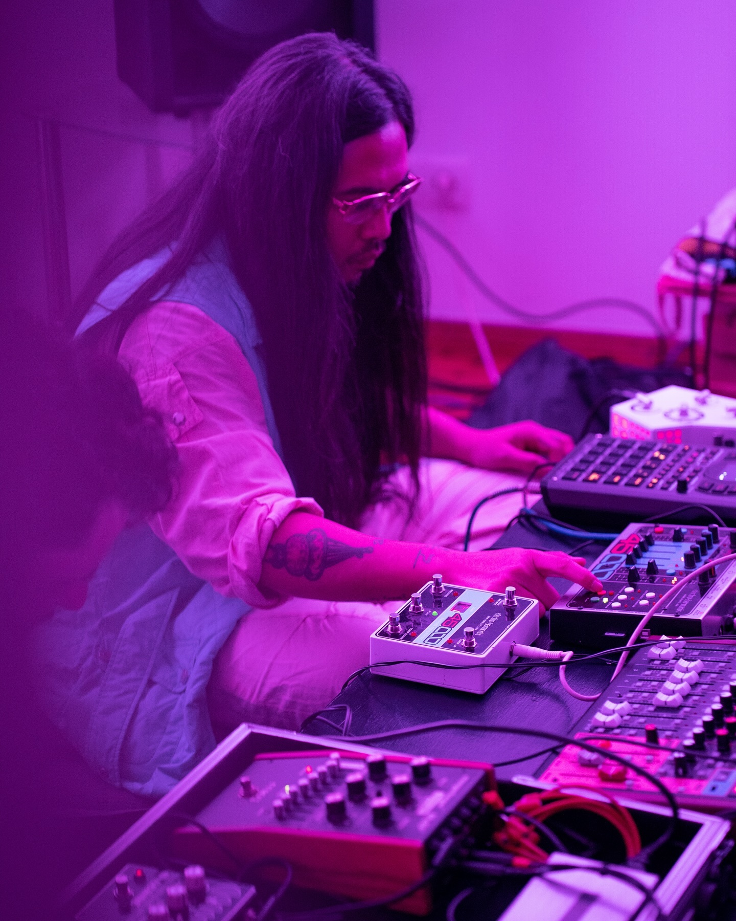 Throwback to the first time I used my split diopter filter 💜 Pictured: @_ravenative_ and @pjliveira
Honored to document the 8th edition of the beautiful communal listening and lecture-performance series Jendela Sonorama, by Ariel Orah and Pedro Oliveira in collaboration with LK_W and Soydivision. This edition’s topic was a discourse on the de- and reconstruction of a “national identity” and exploration of the sounds of Indonesian Jaipongan and Brazilian Samba. @soydivision.berlin #jendelasonorama hosted at @alberlinmusic