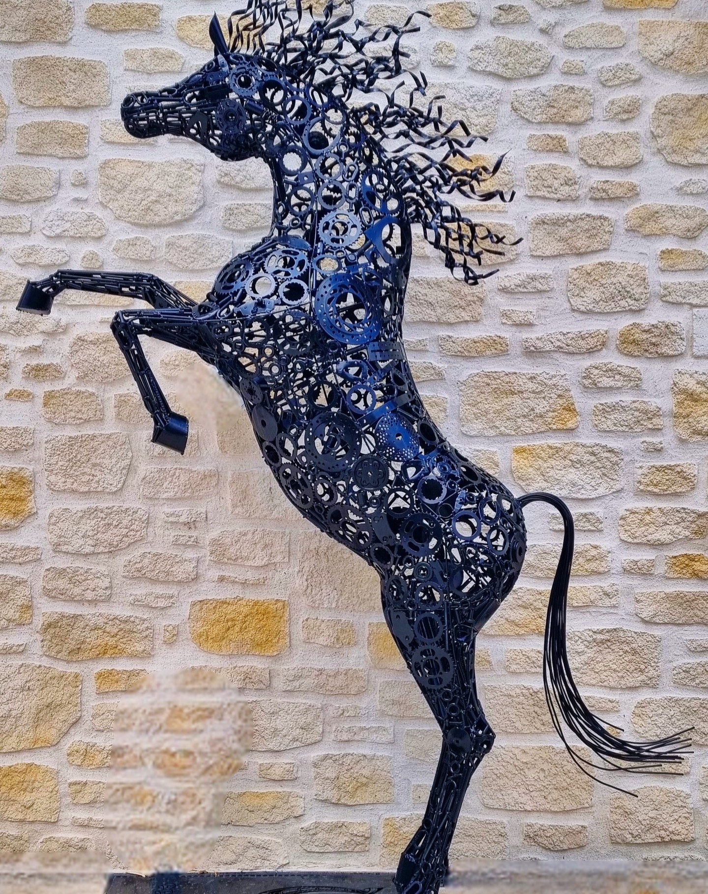 Découvrez notre Best Seller, le grand cheval cabré disponible en + de 500 coloris.
Il peut être exposé en intérieur et en extérieur.
Chaque création est numérotée et gravée.