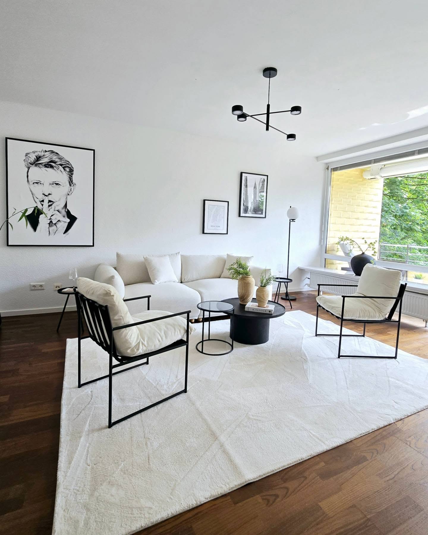 Wie Märchen war werden können🧞♂️🧚🏼♀️
Eine so schöne Wohnung mit ansprechenden Elementen.
"Mit dunkelrot und beige ist das bestimmt gemütlich..."
Wer's mag.....🫣
Nur mögen das heutzutage die wenigsten. Das Problem ist, dass ihnen keine Alternative einfällt.🤷🏼♀️
Ach, wäre es nicht schön, wenn es jetzt jemanden gäbe, die einem Ideen liefern könnte!!!!💡
Home Staging macht aus Deiner schönen Immobilie - die aber leider keine Ideen liefert - ein Magnet für Kaufinteressenten. Und weisst Du warum?
Jaaaaa, weil Deine Immobilie jetzt so hammergut aussieht, dass sie sich jeder ansehen möchte. Das stimmt natürlich!
Aber warum noch? Genau! Weil Sie Kaufinteressenten SOFORT zeigt, dass es sich hier nicht um eine dunkle Höhle, sondern um eine moderne und ansprechende Immobilie handelt, in der man gerne wohnen möchte.
Ergebnis: Deine Immobilie verkauft sich schnell und gut und am Ende sind alle glücklich.
Klingt wie ein Märchen. Ist aber Realität - und zwar eine, die Du buchen kannst.📍
Also: Suche nach Home Staging in Deiner Nähe und dann nimm den Hörer in die Hand. That's all!!📞
Wenn Du Dich für einen Profi entscheidest und keine durchgedrehten Kaufpreisansprüche hast, ist Dein Happy End quasi schon greifbar!💯🎯
#homestaging #homestagingprofessional #immobilienverkauf #immobilien ##immopreneur #immobilienpräsentation #schönerwohnen #Bonn #rheinsiegkreis #köln