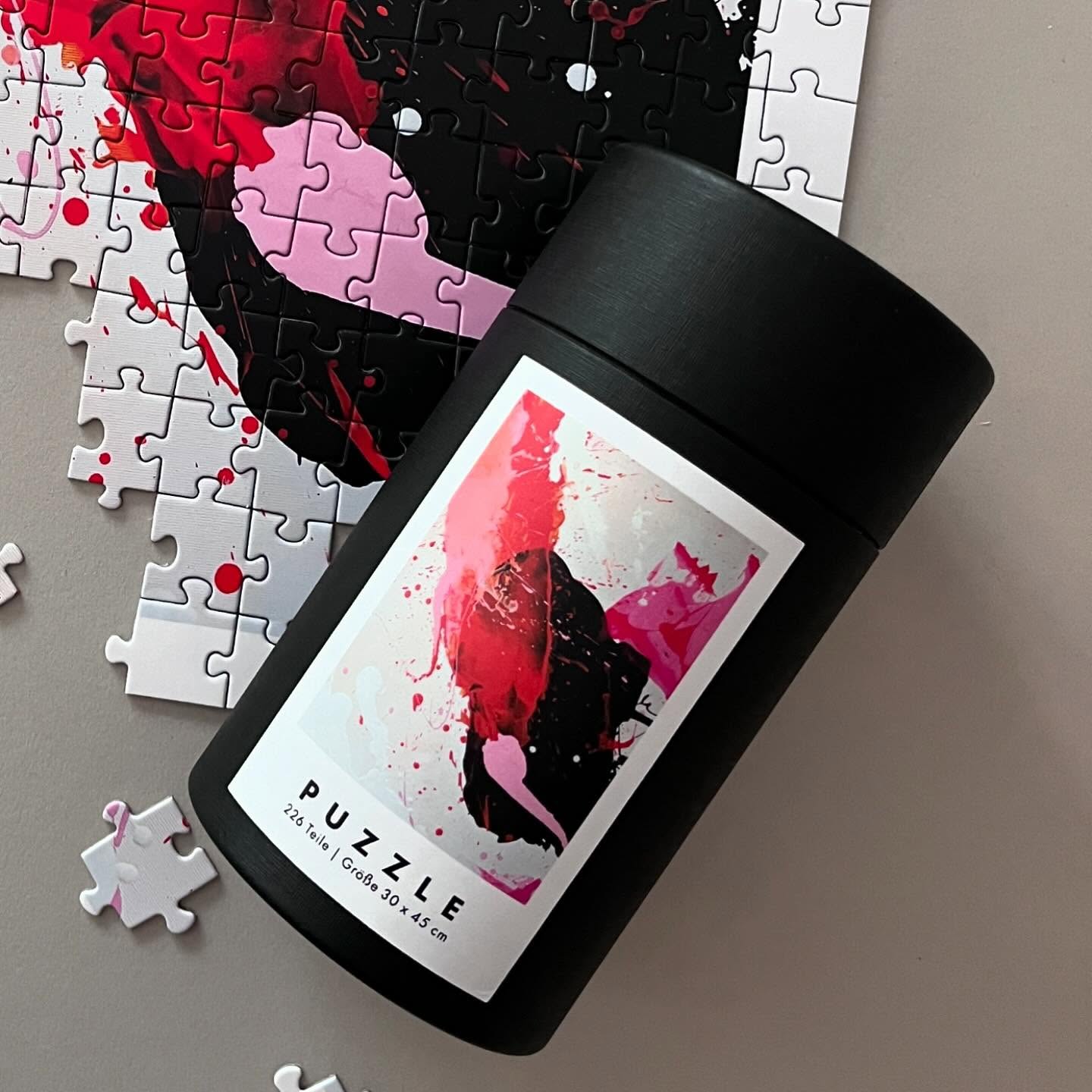 Für Puzzle-Liebhaber 🧩 und Kunstenthusiasten 🎨
Puzzle mit einem abstrakten Kunstwerk von der Künstlerin @nedorostangelina
Mit insgesamt 226 Teilen und einer Größe von 30 x 45 cm, verpackt in einer stilvollen runden schwarzen Box.
Holt euch euer Puzzle für 35,– Euro pro Stück auf meiner Internet-Site
www.pixelpaket.de/shop
Puzzeln ist eine wunderbare Möglichkeit, Stress abzubauen und die Konzentration zu fördern. Es ist eine entspannende Aktivität, die Sie alleine oder gemeinsam mit Familie und Freunden genießen können.
#nedorostangelina #artworks #artwork #kunst #art #abstractart #abstractartist #artworks #artwork #kunstvonangelinanedorost #munich #grünwald #women #womenartists #acrylicpainting #gallery #puzzle #puzzletime #puzzles #minipuzzle #puzzles #illustrationartists #illustrations