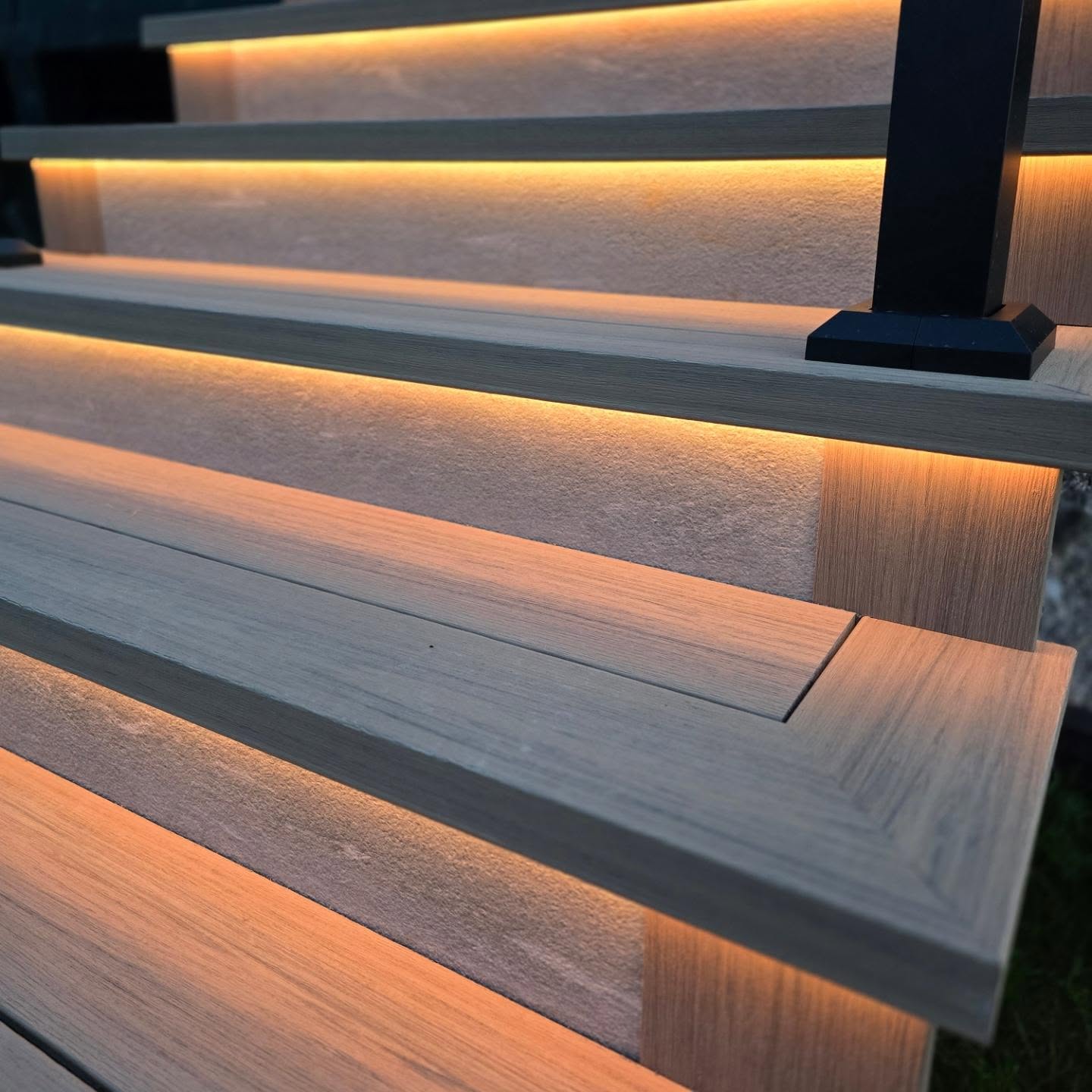 Had this idea for a while and finally had the chance to put it together. I've always liked the look of a larger nosing for stairs to give it that more grand appearance. We took some @deckorators 7.25" and miter folded them to give us almost a 2" nosing, double what a standard nosing would be. In this design, it gave us a perfect opportunity to run some @inlite_global Smart Evo Flex and have the fixtures completely hidden. Pair that with the @porceastone porcelain tile riser, and you have one of the most unique sets of stairs I've ever seen!
#deckoratorssummerdeckgames