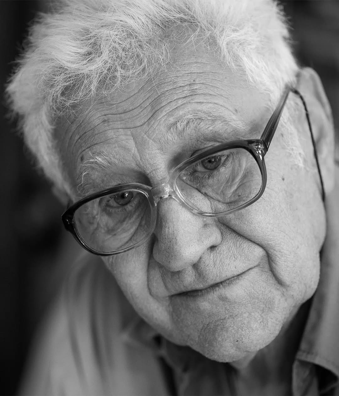 Gerad Wiener
Nach über 50 Jahren hat Gerad Wiener im Alter von 85 Jahren seine Werkstatt für Kamerareparaturen in der Landwehrstraße geschlossen.
Dieses Foto entstand in seinem Laden mit einem Canon FD 85mm f/1.2 vor fast genau 10 Jahren. Wir konnten uns damals nicht auf den Preis einigen - also habe ich das Objektiv nicht gekauft. Aus heutiger Sicht ein lächerlicher Preis.
Lieber Gerad, vielen Dank für die vielen wertvollen Dienste! Alles Gute für die Zukunft!
.
.
.
.
#sonya7 #canon #canonfd85mmf12 #geradwiener #muenchen #munich #portrait #legend #portraitphotography #portrait_vision #fineart #fineartphotography #finearts #fineartphotographer #fineartist #fineartphoto #licht #ish #cansoninfinity #jinbei #bhop_photography