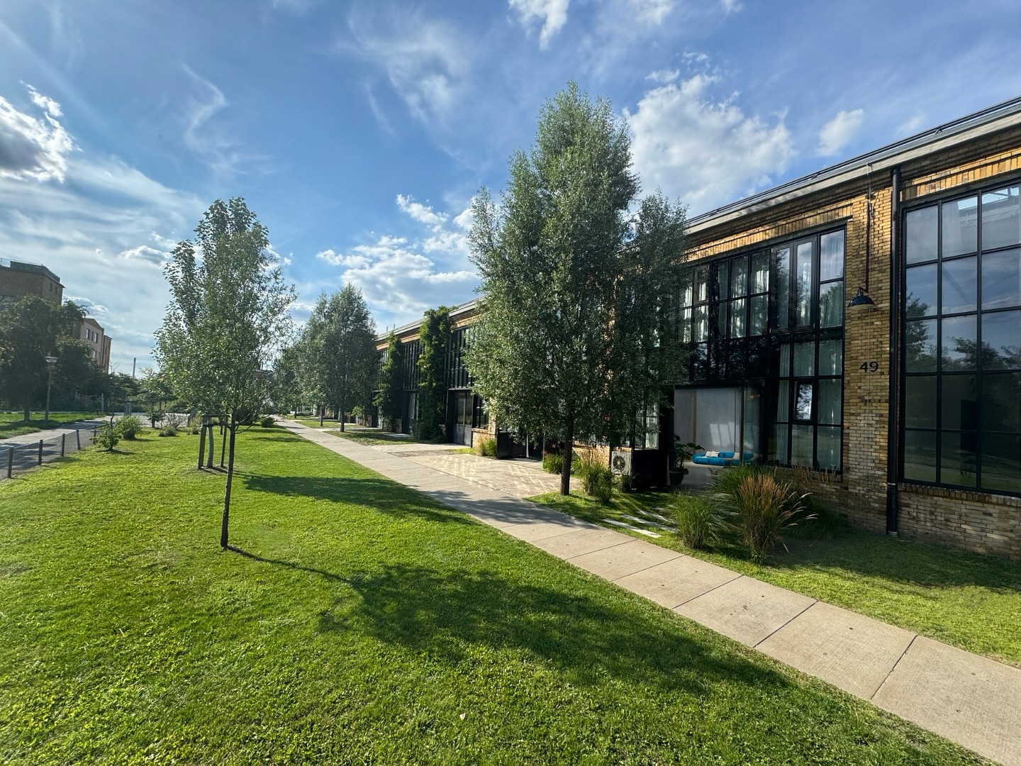 Neben lichtdurchfluteten 12 Meter hohen Decken bieten wir einen ebenso beeindruckenden Außenbereich am Wasser. Ob für inspirierende Shootings oder kreative Team-Meetings, unser atmosphärisches Highlight an der Spree bietet den perfekten Rahmen.