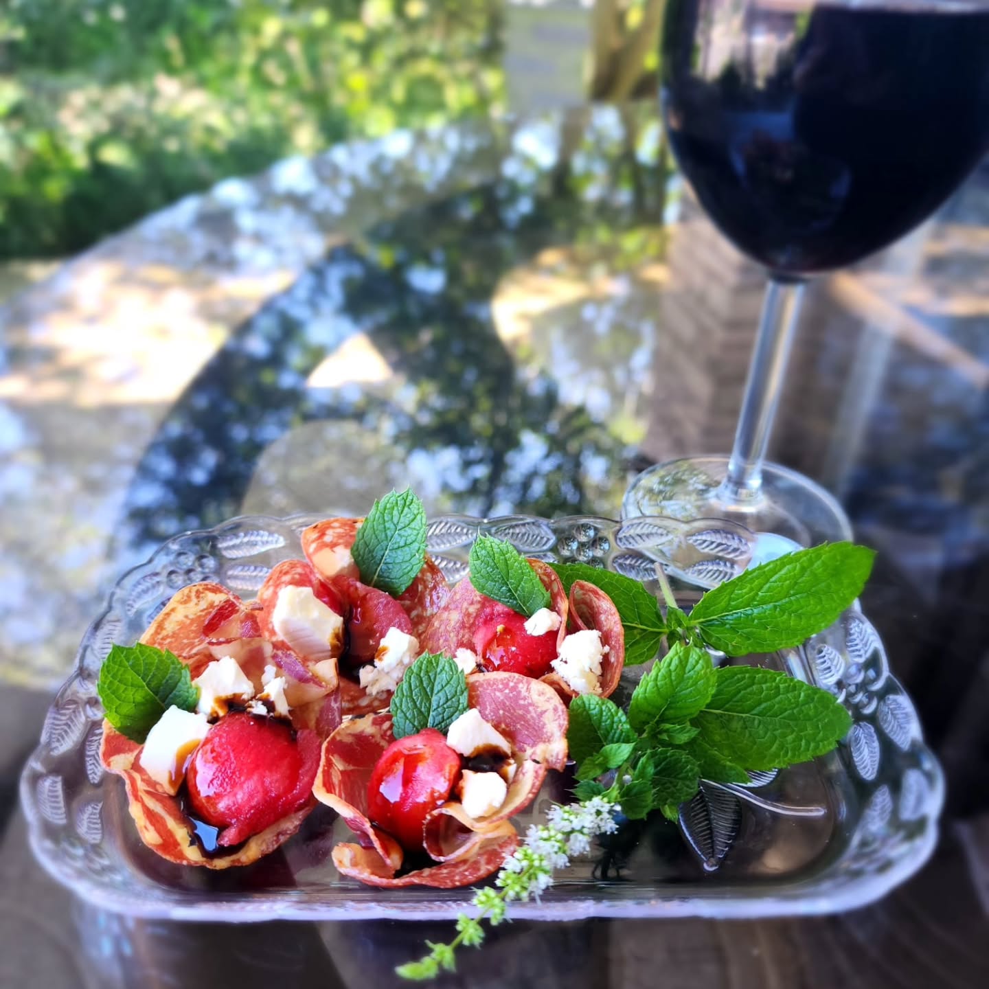 Hey foodlovers! 🌟
Ik ben druk bezig met het testen van hartige snacks voor mijn nieuwe assortiment schotels die ik binnenkort hoop te introduceren bij Suikerbekkie Traktaties. Hier is alvast een voorproefje: Gevulde Coppa en Salami Cups! 🥓🍉🧀
Deze heerlijke cups zijn gemaakt van Coppa Air Dried Ham en Salami Milano, gevuld met een sappige watermeloenbol en wat smakelijke feta, afgemaakt met een drizzle van frambozen-balsamico glazuur. Een ware traktatie voor je smaakpapillen!
Voor de perfecte smaakbeleving, raden we aan om deze snack te combineren met een glas The Mooring Syrah Grenache Cape of Good Hope. Deze Zuid-Afrikaanse wijn, verkrijgbaar bij Wijnen Van Genechten via www.zuid-afrikaansewijnen.be, biedt rijke, fruitige smaken met tonen van donkere bessen, pruimen en een vleugje specerijen. 🍷
Waarom deze combinatie werkt:
Savory meets Fruity: De hartige, zoute smaak van de Coppa en Salami wordt perfect in balans gebracht door de fruitige tonen van de wijn.
Refreshing Twist: De sappige watermeloen en romige feta zorgen voor een verfrissende aanvulling op de rijke smaken van de wijn en het vlees.
Sweet and Tangy: De zoete en zure frambozen-balsamico glazuur spiegelt de fruitige tonen van de wijn en voegt een extra laag complexiteit toe aan elke hap.
Houd onze pagina in de gaten voor meer spannende updates en nieuwe lekkernijen. We kunnen niet wachten om deze heerlijke snacks met jullie te delen!
#SuikerbekkieTraktaties #FoodieDelights #GourmetSnacks #WinePairing #ZuidAfrikaanseWijn #CoppaSalamiCups #CulinaryCreation #FoodAndWine #NieuweProducten #SmakelijkeSnacks #FoodieFun #EpicureanAdventure #LekkerEten #TheMooring #SyrahGrenache #SouthAfricanWine #WineLovers