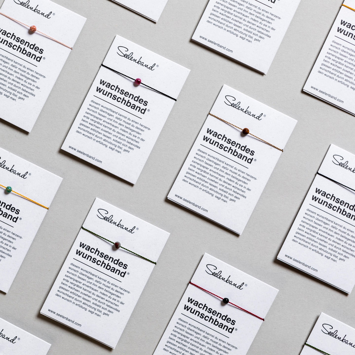 Wir sind stets bemüht, unseren Kunden die neuesten Trends zu präsentieren.
Diese Woche stellen wir euch das "Seelenband" vor.
Dein wachsendes Glücksarmband ist nicht nur ein einzigartiges Schmuckstück, sondern eine tägliche Erinnerung an deine Wünsche, Träume und Ziele. Auch eine sinnvolle Geschenksidee für deine Liebsten.
Jedes Stück ist ein Unikat.
Kommt vorbei und holt euch eines <3