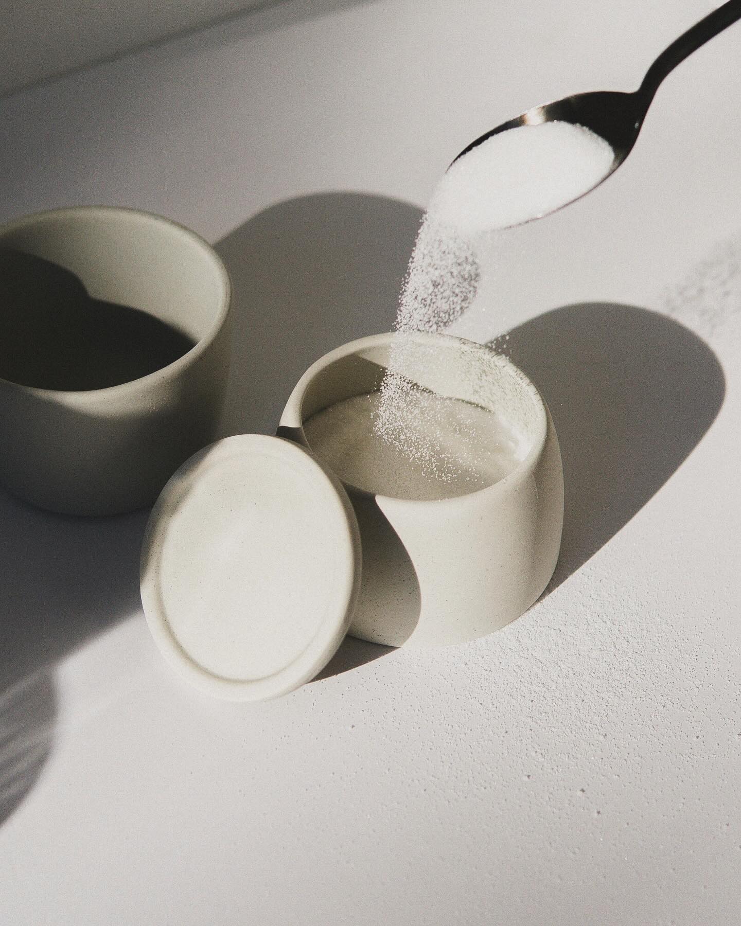 Kennst du folgende Beschriftungen auf Verpackungen? 🤔
Ich möchte hier mal aufklären, wie irreführend diese sind 😵💫
- Kein Zuckerzusatz: Das Produkt kann trotzdem natürlichen Zucker aus Früchten, Fruchtsaft, Honig etc enthalten, was sich gleich wie Zucker auswirkt 🍯
- 100% natürlich: etwas kann 100% natürlich sein und trotzdem schlecht für die Gesundheit und voller Zucker. Haushaltszucker ist chemisch gesehen auch 100% natürlich 😉
- Vegan: Dies ist kein Zeichen dafür, dass etwas gesund ist. Zucker ist auch vegan 🍭
- Glutenfrei: Diese Produkte können sehr viel Zucker enthalten. Ein glutenfreier Kuchen ist immer noch ein Kuchen - er dient dem Genuss und nicht der Gesundheit 🍰
Ich möchte damit keine Angst vermitteln oder Verbote empfehlen. Sondern lediglich das Bewusstsein für die Inhaltsstoffe und irreführenden Verpackungsaufschriften etwas stärken. 
Alles in gesundem Mass ist total OK 😉
#ernährung #ernährungsberatung #ernährungsberatungzürich #psychologie #essen #wohlfühlen #gewicht #balance #gesundeernährung #zucker #mythos #aufklärung