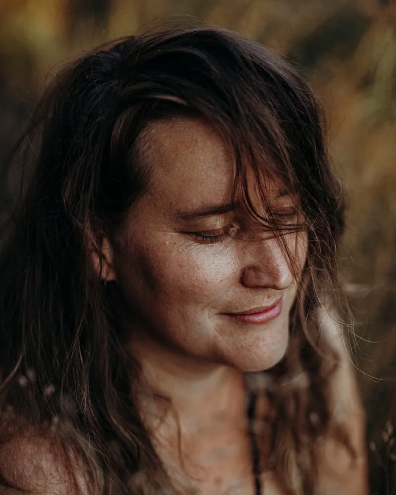 Ich spüre den Waldboden unter mir
den Wind auf der Haut,
Gräser die mich kitzeln,
Ich höre das Rauschen der Bäume,
Knacksen im Unterholz,
die Vögel singen
Ich spüre mich.
Meinen Herzschlag.
Ich verschmelze mit dem Wald.
Ich bin verbunden mit Mutter Erde.
Baumrinde hinterlässt spüren auf meiner Haut
Ein Abdruck aus Gräsern, wie ein Kunstwerk auf meinem Körper
Ein Käfer landet auf meiner nackten Haut
Meine Lungen füllen sich mit frischer Waldluft
Ich fühle, wie ich dazu gehöre.
Wir sind alle eins,
wir sind Natur,
wir Menschen sind ein Teil der Natur,
untrennbar verbunden.
Ich kann es spüren,
auf dieser Waldlichtung,
wenn ich diese Bilder ansehe,
wenn ich in irgendeinen Wald gehen und wenn ich es im Alltag zulasse – überall!
Natur ist überall, Mutter Erde ist immer da!
Danke Franziska @streifenblicke_lustbilder
Schade, dass uns fast 500 km trennen, ich würde am liebsten jeden Tag mit dir durch den Wald hüpfen #fühlfaltfetzt
#wald #fühlfalt #verkörperung #fühlen #selbstliebe #körperliebe #dasistnormal #natur