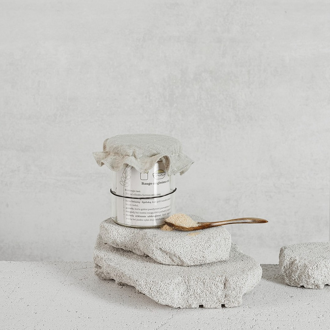 Tai kaip gi su tuo raugu, kur jo rasti? Tikriausiai, dažniausia problema, ištinkanti norinčius kepti, kuri kaip stabdis neleidžia laisvai startuoti. Tikrai galima jį pasigaminti pačiam, bet apie tai vėliau, nes mes turime tau greitesnį sprendimo būdą.
Pristatome mūsų gražuolį, raugo auginimo rinkinį 🎉Ir, žinoma, kaip be paties👑 raugo* 😊
* Mūsų kruopščiai kurto raugo auginimo rinkinio ieškok www.rugsta.lt