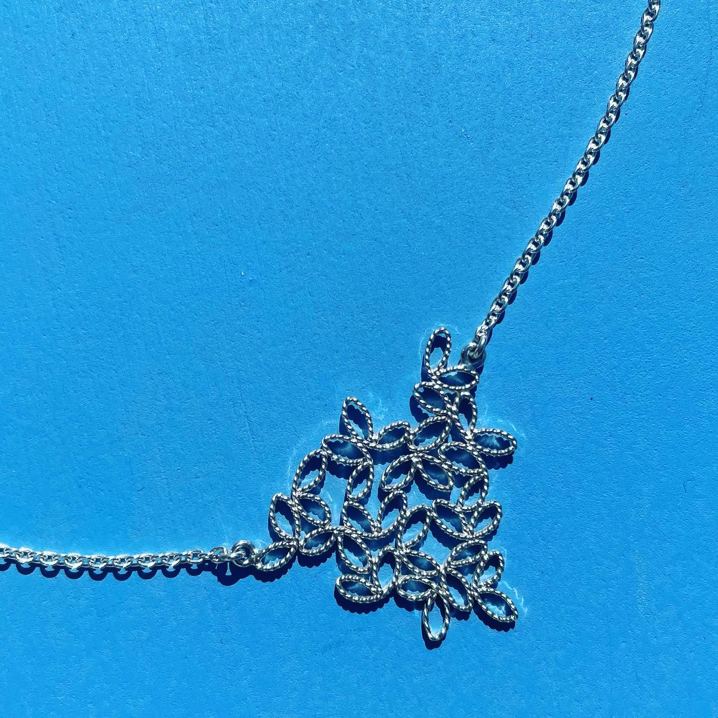 Le nouveau collier “FEUILLAGE”
Argent 925
Filigranes
#feuillage #feuillages #filigran #collierargent #filigreejewelry #filigreejewellery #filigreenecklace #contemporaryjewellery #noeebijoux