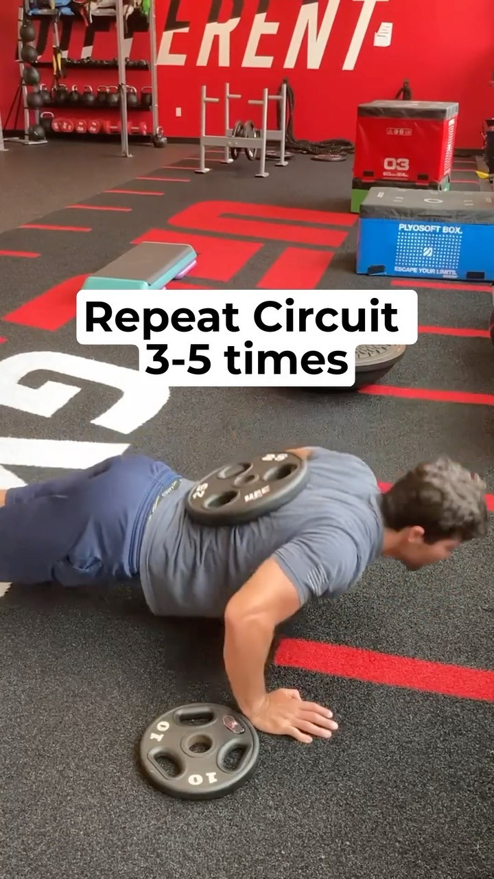 Quick push-up circuit at @ufcgym_westwoodnj
If you don’t have enough time for a full workout, use this circuit to work your chest, triceps, and abs in a hurry💪🔥