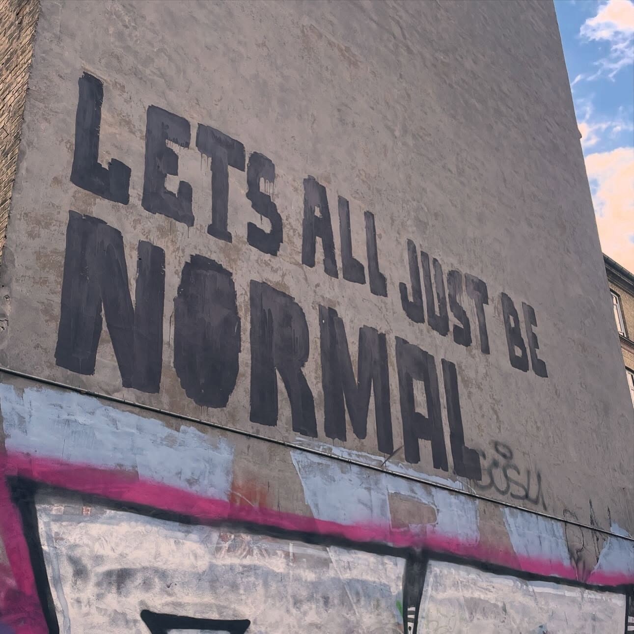 Men hvad er normal?
Og er der en logisk fejlslutning mellem normal og rigtig?
#psykoterapi #samtaleterapi #eksistentielpsykoterapi #psykoterapeut #psykologi #hvadernormalt #mentalsundhed