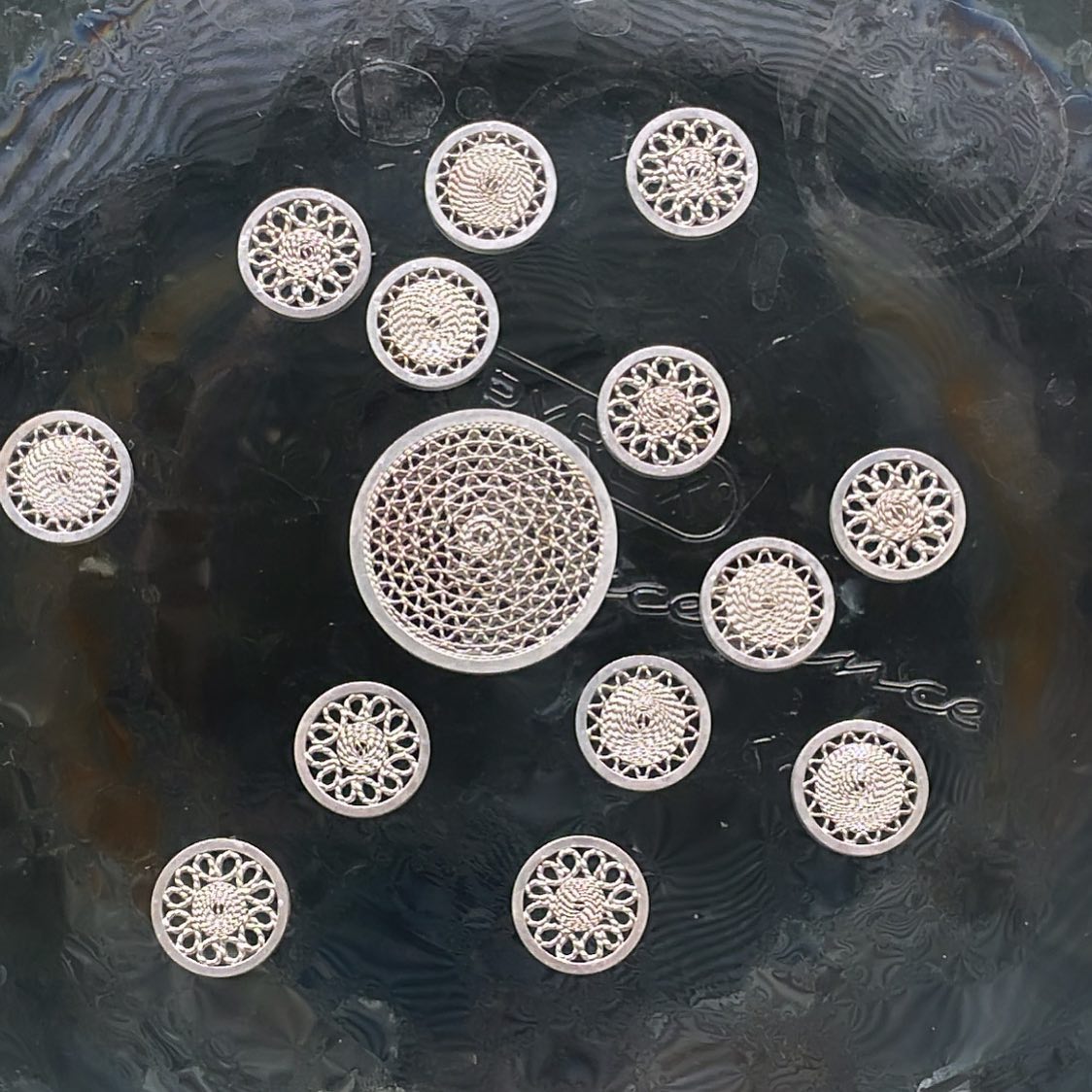 Réalisation de futurs petits clous d’oreilles …
#onthebench #encoursdecreation #boucledoreille #filigreeearrings #inthemaking #noeebijoux