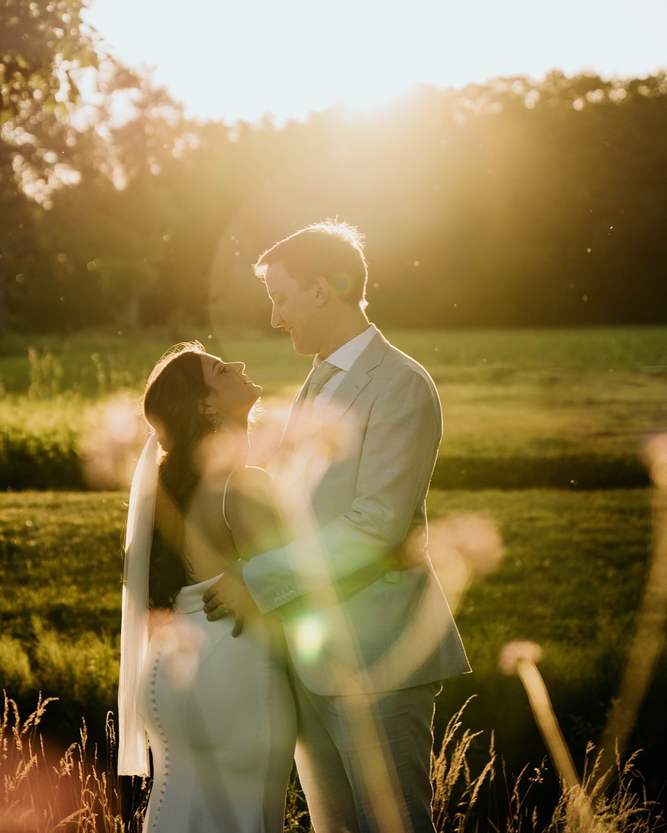 Vanmorgen wakker geworden met deze woorden in mijn mailbox. Ook al ga ik voor élk koppel the extra mile, dit lezen went echt nooit 🥹.
“Wij hebben enorm van onze dag genoten. En dat had er helemaal anders uitgezien zonder jou. Je hebt ons geholpen als we even verloren waren in ons traject en de voorbereidingen terug op de rails gezet. Zelfs met de uiterst moeizame samenwerking met de locatie ben je echt onze rots geweest om er in te blijven geloven. Het toont echt je vastberadenheid en professionaliteit. De zon heeft haar best gedaan op onze trouwdag maar alles straalde des te meer door jou. We hebben geen seconde spijt gehad van met jou samen te werken en zouden het zo terug opnieuw doen.”
Beeld @jokedenef.fotografie