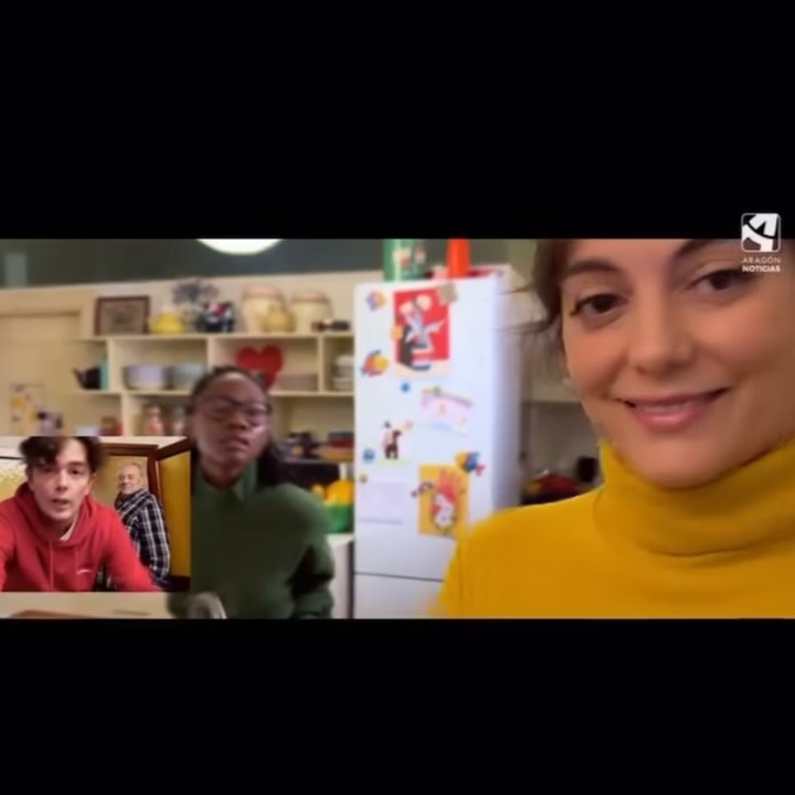 El sábado abriendo la Sección Oficial de largometrajes de @tarazonacine con @amorentodalacara Gracias por hacernos formar parte de este pedazo festival! Viva la comedia!!
1) @aragontv 2) @heraldo_aragon 3) Gerald Fillmore (director) y Tania Watson (actriz) presentando la peli 4) junto a los hijos ficticios de Tania en la peli; Samuel y Oliver Jiménez Fillmore (sobrinos ficticios y reales de Gerald 😁) foto de @pepeanon