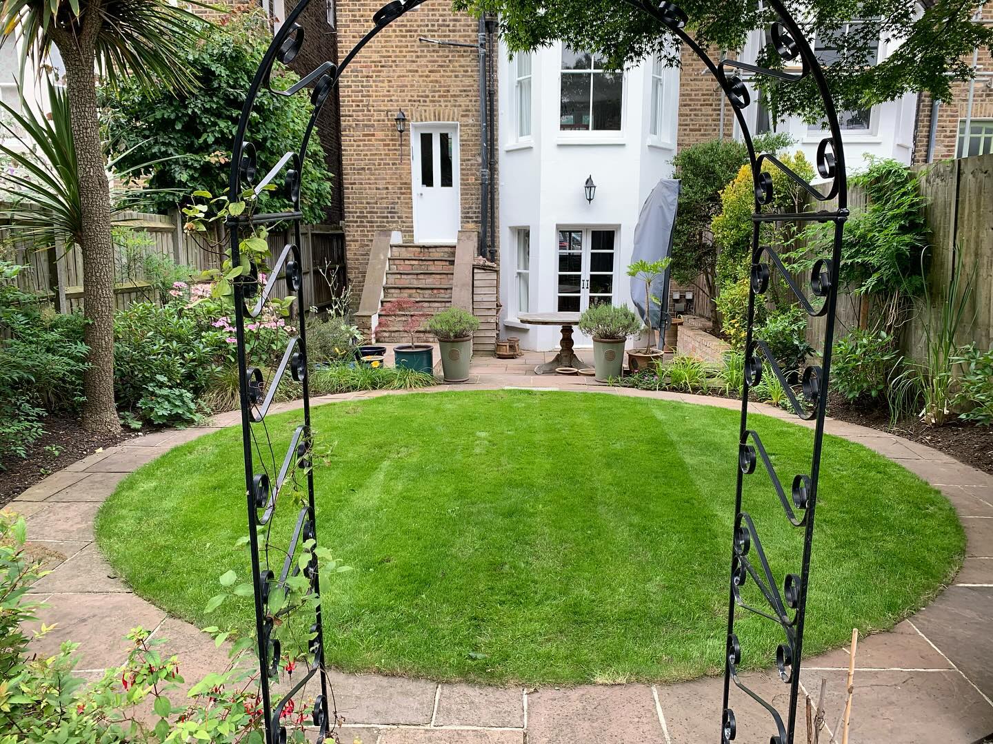 Förvandla din trädgård idag! ✨🌳
✅ Använd ditt rutbidrag vid betalaning
🔸Trädgårdsröjning
🔸Häckklippning
🔸Beskärning
🔸Ogräsrensning
🔸Gräsklippning