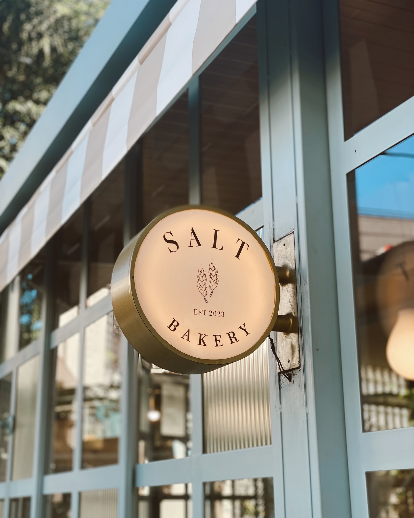 Uma manhã diferente 🤍
Hoje foi dia de fechamento de uma etapa importante sobre a estratégia de branding da @tottashoes e aproveitamos para fazer as outras reuniões da manhã em um lugar novo!
Escolhemos o @saltbakery_ e a experiência foi maravilhosa! Nada como começar a semana oxigenando as ideias em um ambiente assim, não é?
#saltbakery #cafesemsp #lifestyle #universoCrialuz