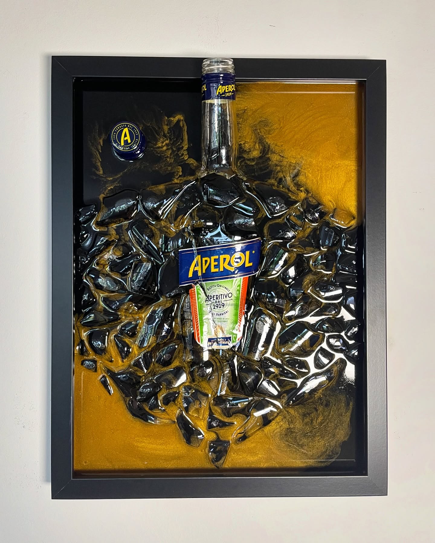 ☀️Aperol Flasche im 40x30cm Rahmen mit orangenen Farbelementen☀️ #aperol #aperolspritz #aperoltime #brokenbottleart #art #summervibes