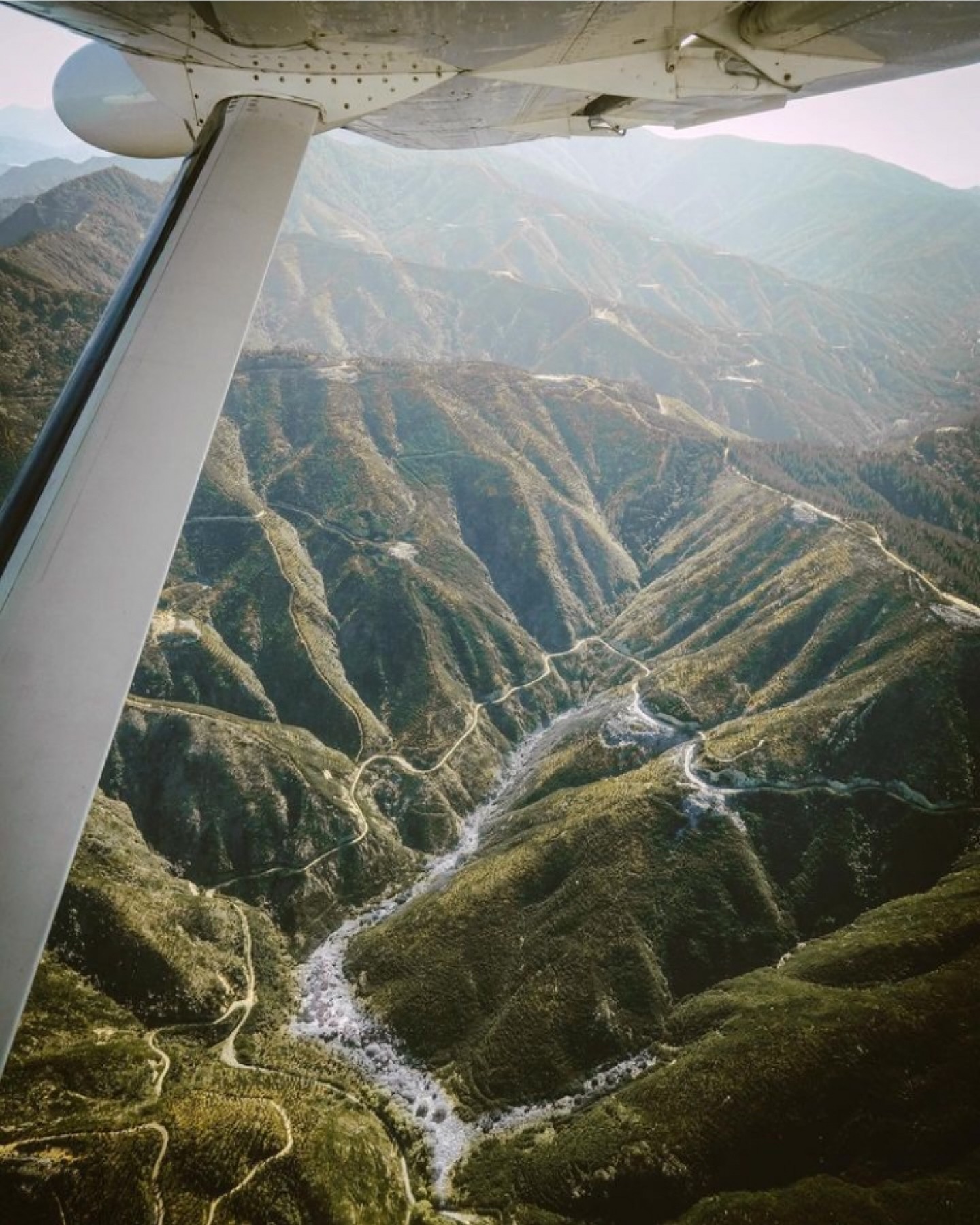 NEW ZEALAND // ๐ณ๐ฟ
Vandaag 9 jaar geleden stapte ik in het vliegtuig om voor 4 maanden naar Nieuw-Zeeland te gaan. Een waanzinnig avontuur stond op me te wachten, niet wetende dat hier mijn liefde voor fotografie zou ontstaan.
Met 0 kennis van fotografie en een compactcamera in mijn hand reisde ik door het noorder- en zuidereiland. Alles gefotografeerd op de automatische stand ๐
op dat moment wilde ik gewoon de schoonheid van het land vastleggen zodat ik mijn avontuur met het thuisfront kon delen. Ik kon namelijk niet in woorden uitdrukken hoe mooi het daar was. De fotoโs daarentegen spraken voor zichzelf.
Achteraf besefte ik me pas hoe waardevol deze fotoโs zijn geworden. Deze fotoโs herinneren mij iedere dag nog aan een reis die veel voor mij heeft betekend. Het fotoboek dat in de kast staat, houdt de herinnering levend en eens in de zoveel tijd blader ik er weer eens doorheen.
Ohh wat zou ik enorm graag nog eens terug gaan naar dit waanzinnig mooi land. Waar de natuur je sprakeloos maakt en de mensen ontzettend aardig zijn.
Nieuw-Zeeland: in jou heb ik mijn liefde voor fotografie gevonden. Ik draag je nog iedere dag in mijn hart ๐งก๐ธ
.
.
.
#newzealand #newzealandlife #newzealandguide #newzealandtrip #nzmustdo #nztravel #visitnewzealand #visitnz #wellington #wanakatree #tongarirocrossing #tongarironationalpark #tongariroalpinecrossing #queenstown #milfordsound