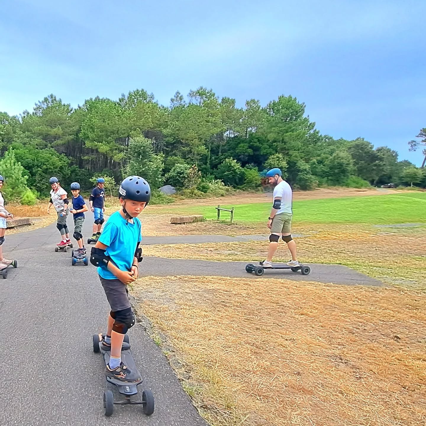 Petit aperçu de nos équipes de l'été...
Toujours avec le sourire 😃
#electriqueskateboard #moliets #fun #activitelandes #ride #skate #baladeskate