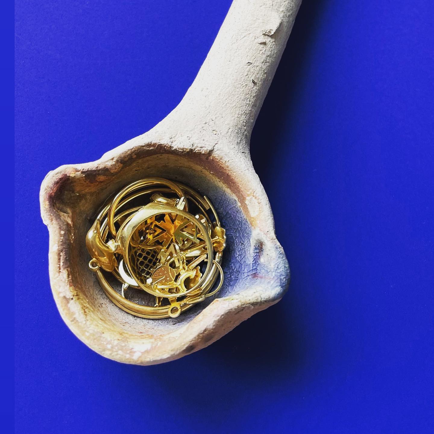 ✨Du neuf avec de l’ancien ✨
Vos bijoux ne sont plus à votre goût mais vous y êtes attaché.e sentimentalement ?
Je fond le précieux métal pour réaliser un nouveau bijou que vous n’allez plus quitter !
#recycling #bijouxuniques #orrecyclé #bespokejewellery #surmesure #pourvous #noeebijoux