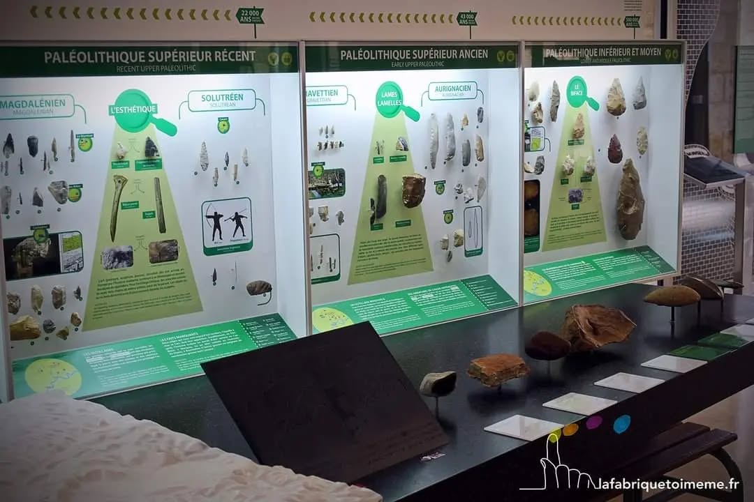 🏋️♂️Remise en forme des vitrines à @sauveterremp1923 Musée de Préhistoire !
>>> Notre mission : mettre à jour et rendre plus lisible les six vitrines de la séquence "territoire"
>>> La réponse graphique et logistique :
👉des repères chronologiques
👉des cartes pour localiser les sites archéologiques
👉des thématiques "à la loupe" pour hiérarchiser les contenus
Avec Alain Turq, conservateur (et multiplicateur de silex 😉), @magb46 patiente directrice du musée, Thierry "McGyver" à la technique, Fumel Vallée du Lot
Et @emilieblabla_graphiste lumineuse et @christelleloubriat médiatrice autocollante
#prehistoire #sauveterrien #pointe #sauveterre #musee #museeenfamile #mediationculturelle #graphisme #lafabriquetoimeme