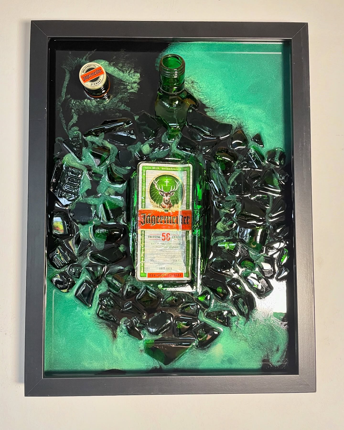 ☀️🥃Jägermeister Flasche im 40x30cm Rahmen mit grünen Farbelementen🥃☀️ #resinart #epoxidharz #art #artgallery #summer #summervibes #brokenbottleart #party #drink