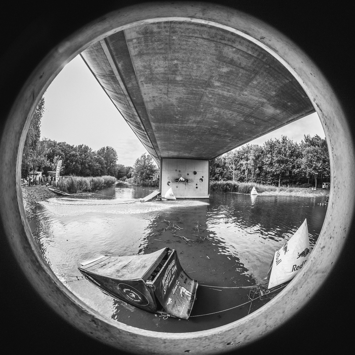 What an incredible weekend! 🤯 The second edition of the @wakeboardstreetjam in Rotterdam was a blast 💥 Congratulations to @daryznebel who deservedly took home the overall win.
Huge respect to the crew who made the event possible, everything was organized down to the last detail. We’re already looking forward to next year!
#pulledbysculpture
Photos by @scowl_broccoli