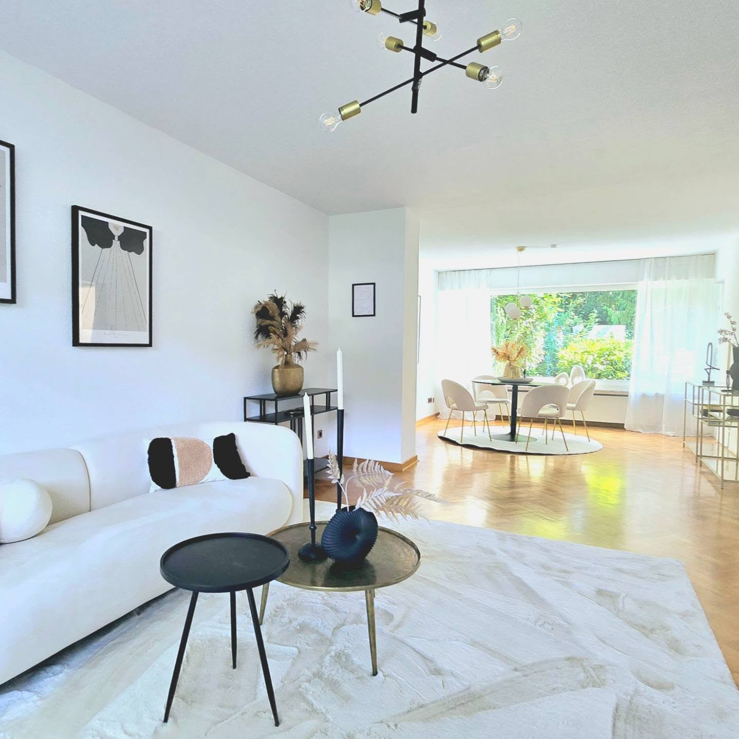 SEI SCHLAU, NICHT DUMM!💡
Home Staging ist DER Durchbruch beim Verkauf Deiner Erbimmobilie!
Du kannst zwischen 3 Marketingstrategien wählen:
Strategie 1:
IMMOBILIE LASSEN, WIE SIE IST😲
Beängstigend, wieviel Privatverkäufer noch glauben, dass das die gängige Praxis ist. Noch beängstigender ist es jedoch, wie wenig Makler Home Staging kennen und ihre Kunden über diese Möglichkeit aufklären. Meines Erachtens ist dieser Mangel an Aufklärung fahrlässig und spiegelt Inkompetenz wieder.✋🏻
Strategie 2:
IMMOBILIE RENOVIEREN UND LEER ANBIETEN🤔
Definitiv besser als Strategie 1. Aber der Renner wird dieser Verkauf auch nicht. Warum?
Leere Räume sind langweilig und versprühen keinen Charme. Ausserdem gibt es endlos viele leerstehende Immobilien im Netz. Warum sollte man sich also für die eine entscheiden?🤷🏼♀️
Warum noch?
Es ist nicht nur langweilig, eine leere Immobilie zu besichtigen. Wenn Sie zusätzlich auch noch in die Jahre gekommen ist, sucht man gerne nach Fehlern, um noch ein bißchen am Preis zu "schrauben". Nach unten selbstverständlich!👎🏻
Strategie 3:
RENOVIERUNG UND PROFESSIONELLES HOME STAGING💥
Die Immobilie weckt Interesse bei einer Vielzahl an Kaufinteressenten, weil sie sich durch eine besonders ansprechende Inneneinrichtung von der Masse abhebt.
Die Besichtigung wird für den Kaufinteressenten zum Erlebnis. Er kann sich Inspirationen holen und fühlt sich schneller wohl. Er fühlt sich vom Verkäufer und/oder Makler verstanden und die Hürde zur Kaufzusage sinkt.❤️🔥
Zur Info: Die Kosten der Renovierung und des Stagings holt man mindestens 1 x wieder rein. Meistens jedoch mehrfach. 💰
GANZ WICHTIG!!!!!
Ich spreche hier von professionellem Home Staging und nicht dem kläglich Versuch. Also Augen auf bei der Home Stager-Wahl!☝🏻
Referenzen zeigen lassen. Diese sind wichtiger als der Preis. Ich sage es ungern, aber billig ist rausgeschmissenes Geld!👎🏻👎🏻👎🏻👎🏻
Also SEI NICHT DUMM und verkaufe Deine Erbimmobilie so wie sie ist, sondern investiere in die einzige Marketingstrategie, die bei Erbimmobilien Sinn macht und Dich davor schützt, Deine Immobilie zu verschleudern.👌🏻
#homestaging ##homestagingprofessional #erbimmobilien #immobilienverkauf